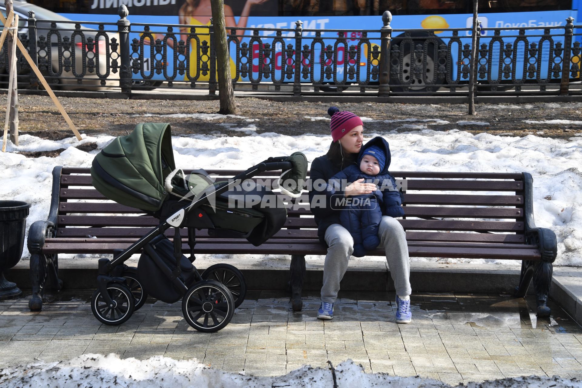 Москва. Женщина с ребенком на   Тверском бульваре.