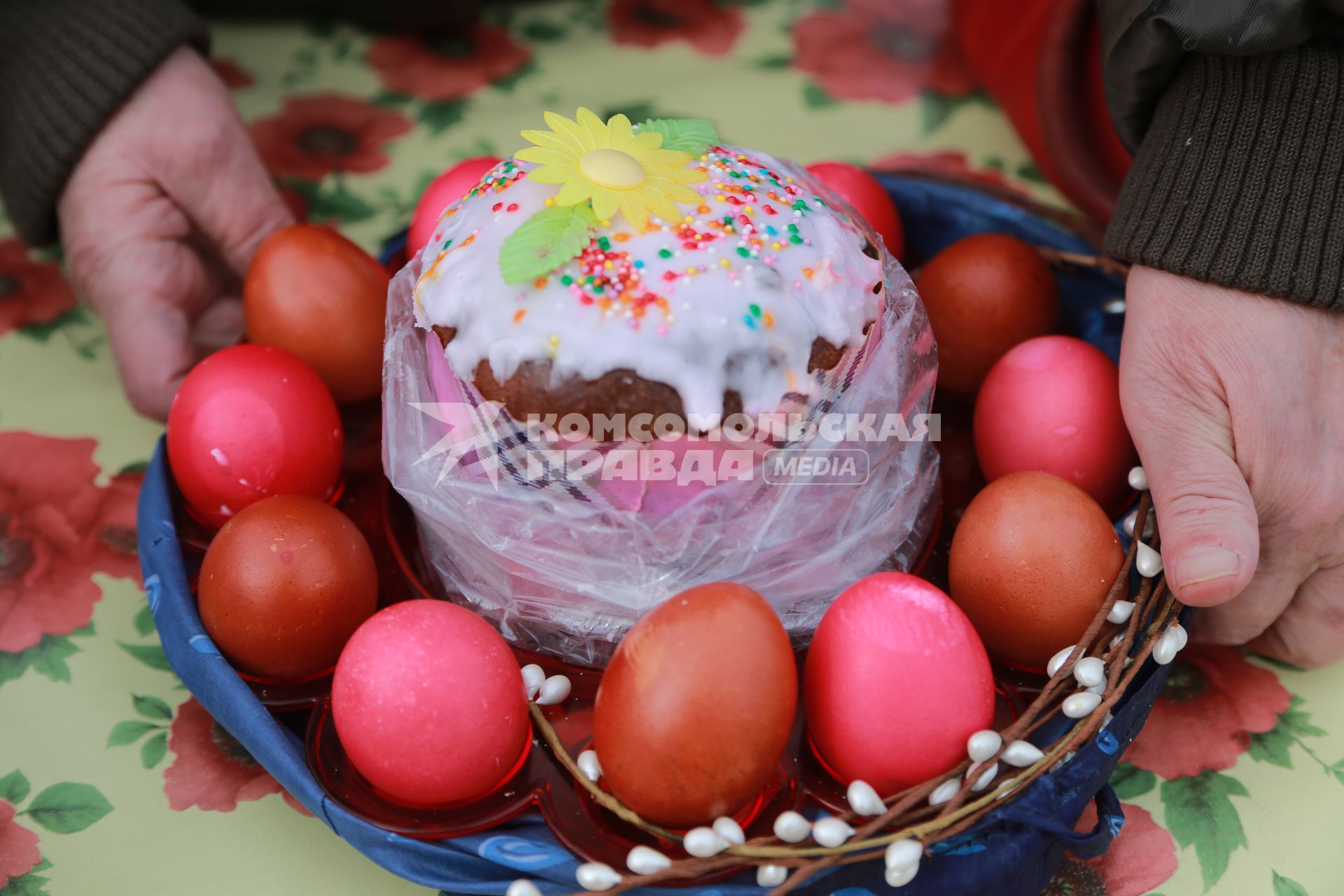 Красноярск. Во время освящения пасхальных куличей и яиц перед празднованием православной Пасхи.