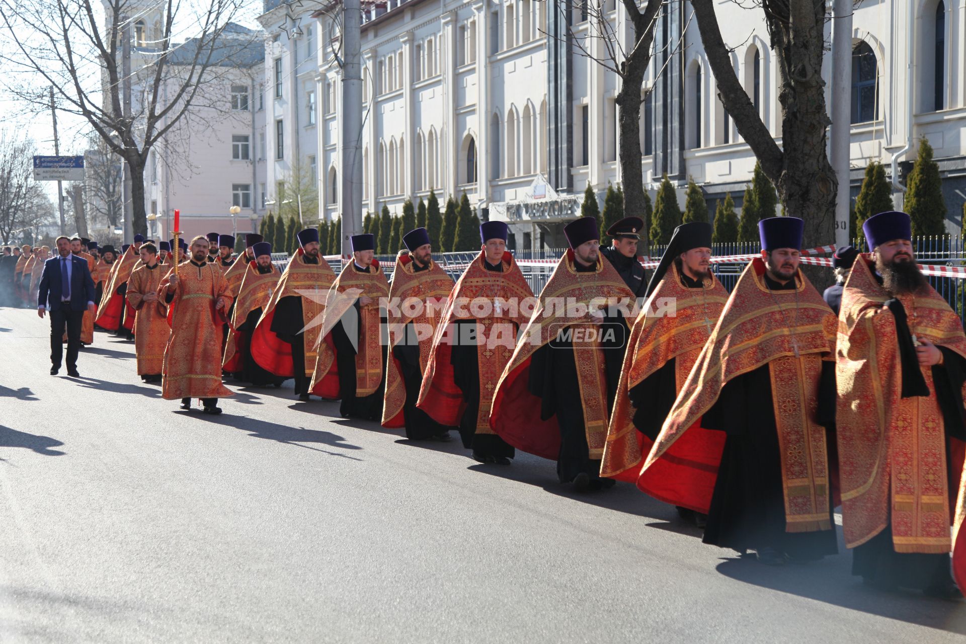 Ставрополь. Во время пасхального крестного хода от   Андреевского собора до Казанского кафедрального собора.