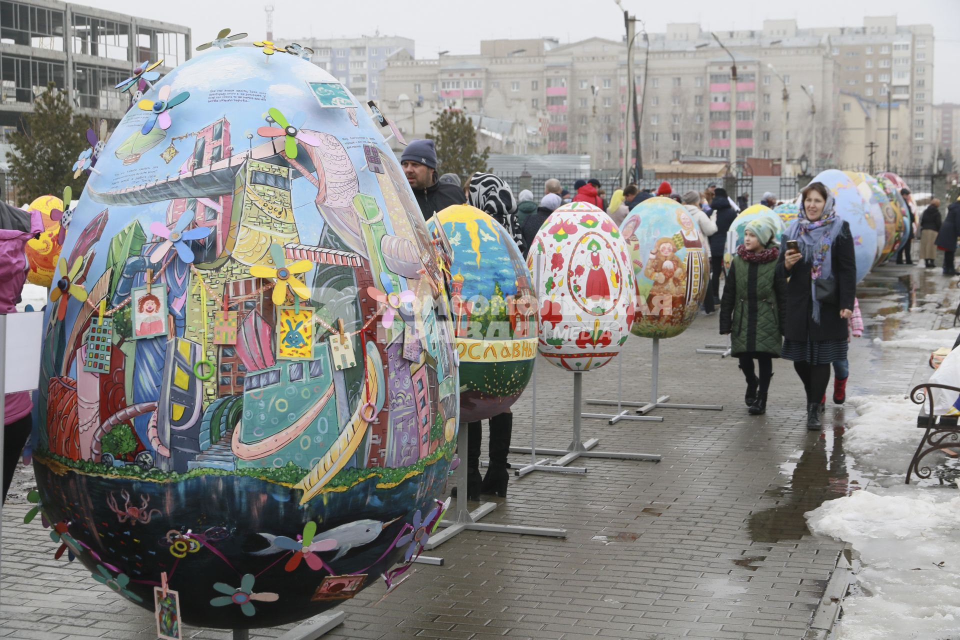 Барнаул. Выставка декоративных пасхальных яиц.