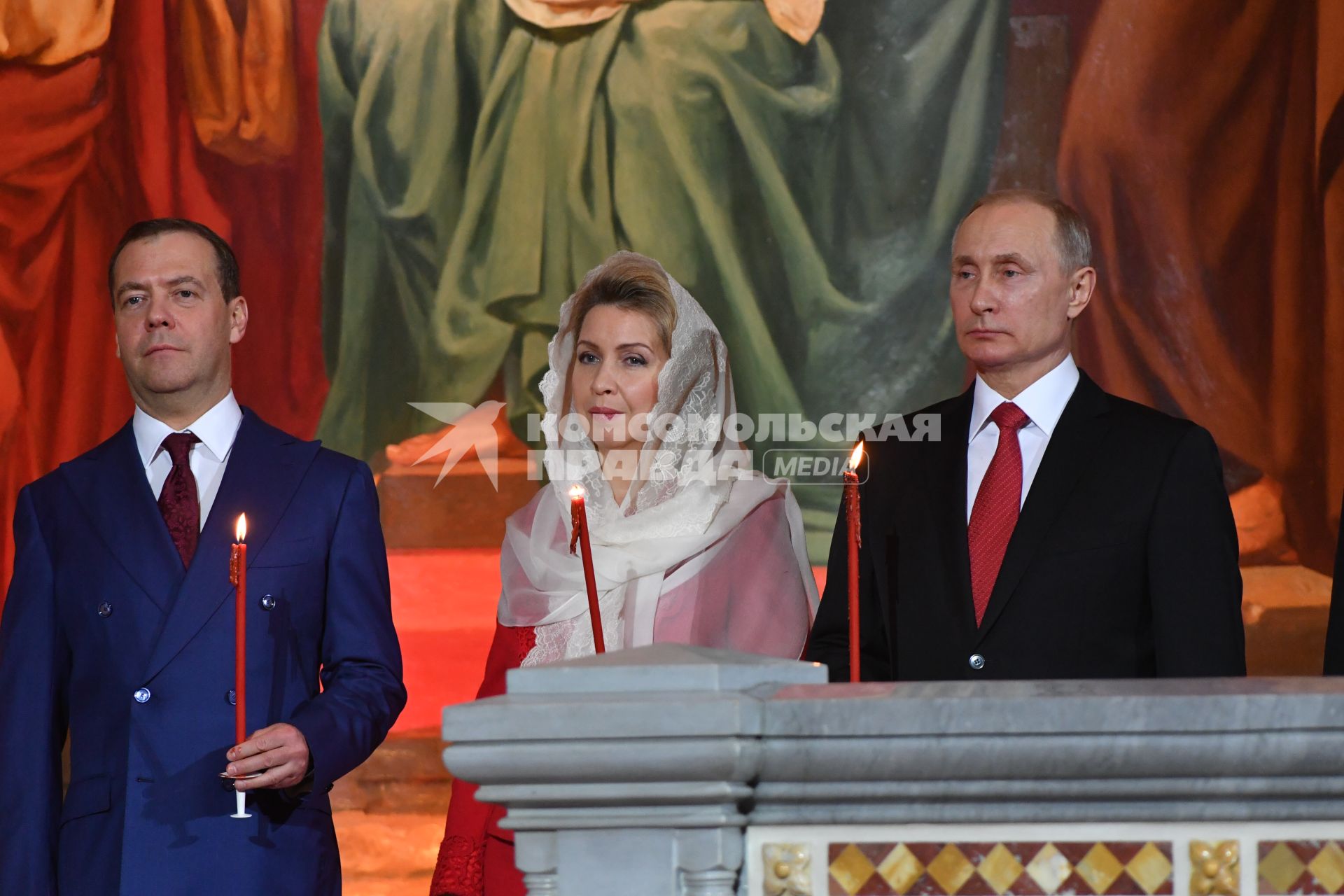 Москва.  Премьер-министр РФ Дмитрий Медведев с супругой Светланой и президент РФ Владимир Путин   (слева направо) во время праздничного пасхального богослужения в храме Христа Спасителя.