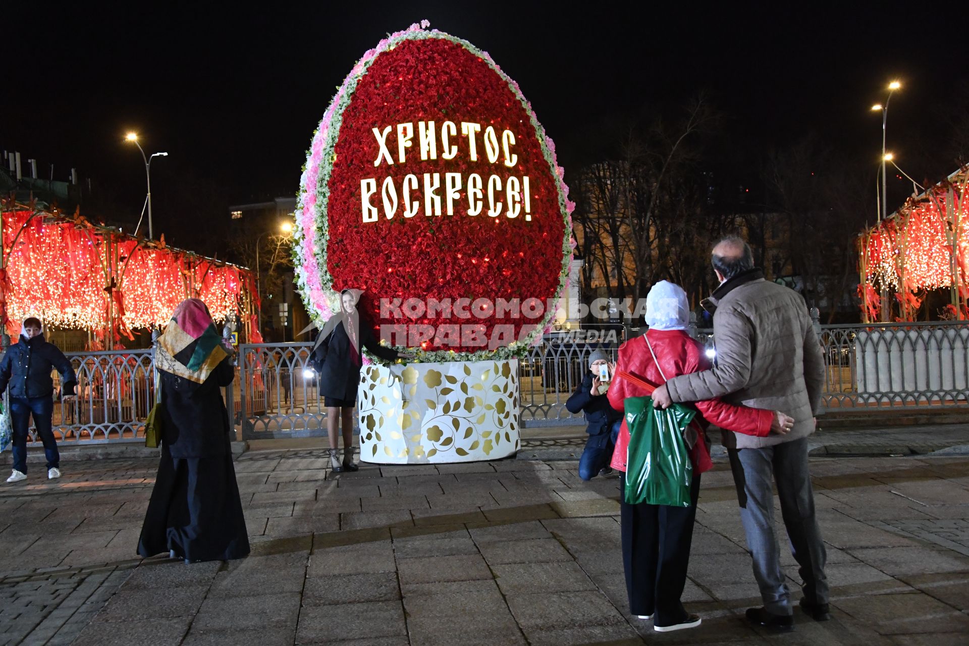 Москва.  У храма Христа Спасителя после праздничного пасхального богослужения.