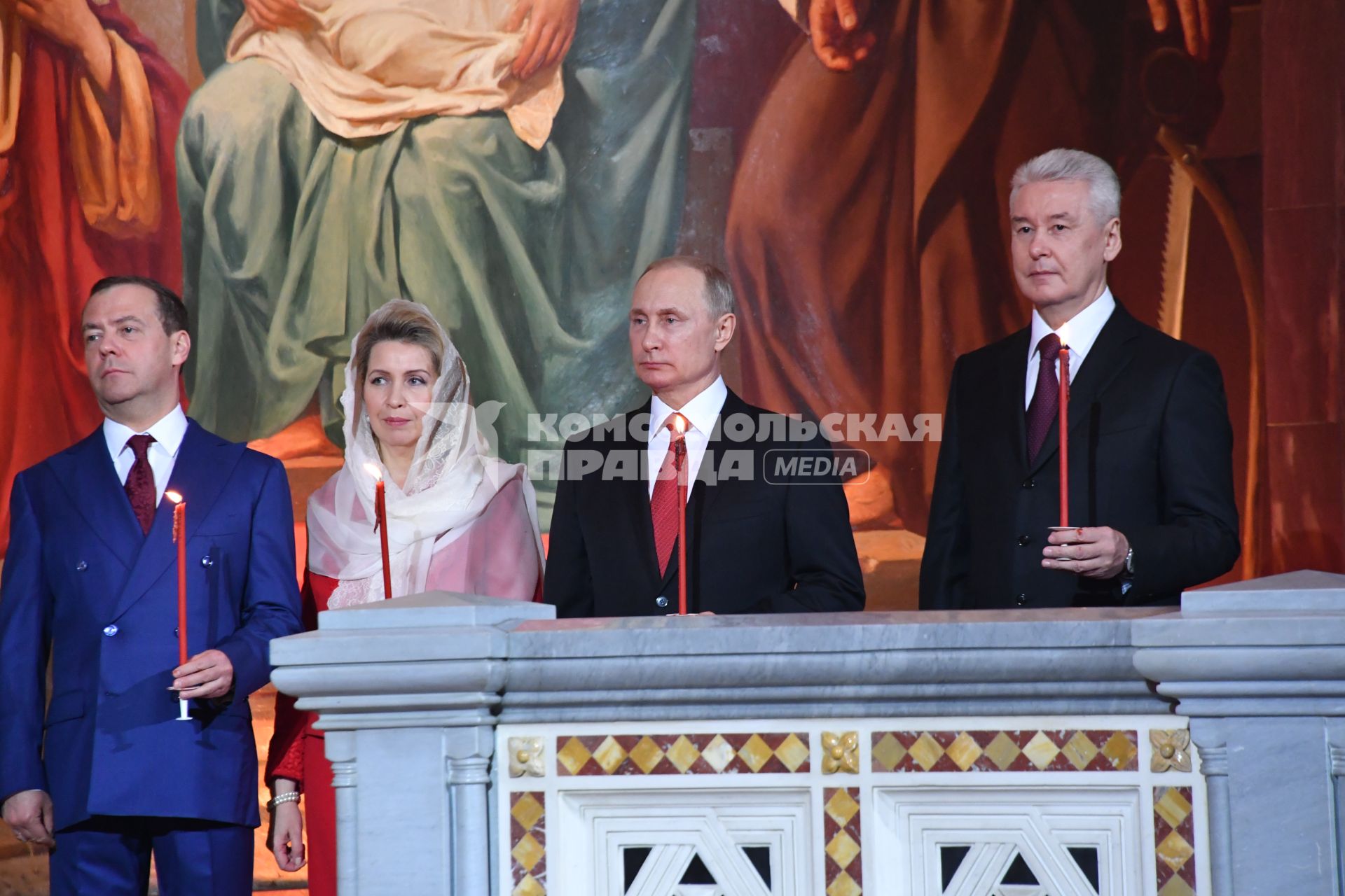 Москва.  Премьер-министр РФ Дмитрий Медведев с супругой Светланой, президент РФ Владимир Путин и мэр Москвы Сергей Собянин (слева направо) во время праздничного пасхального богослужения в храме Христа Спасителя.