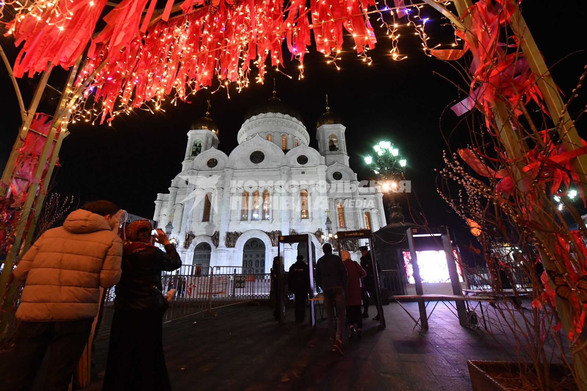 Москва.  У храма Христа Спасителя после праздничного пасхального богослужения.