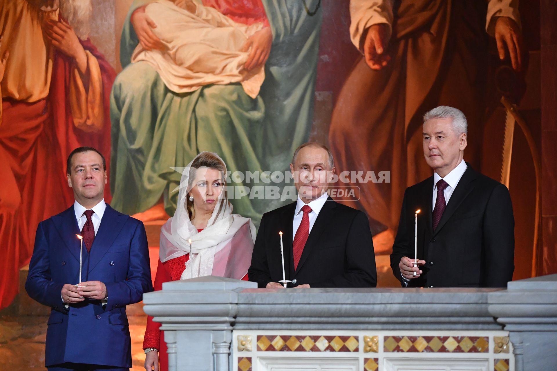 Москва.  Премьер-министр РФ Дмитрий Медведев с супругой Светланой, президент РФ Владимир Путин и мэр Москвы Сергей Собянин (слева направо) во время праздничного пасхального богослужения в храме Христа Спасителя.