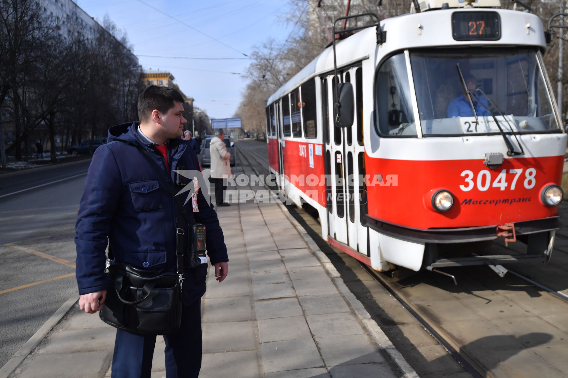 Москва.  Контроллер общественного транспорта на одной из улиц города.