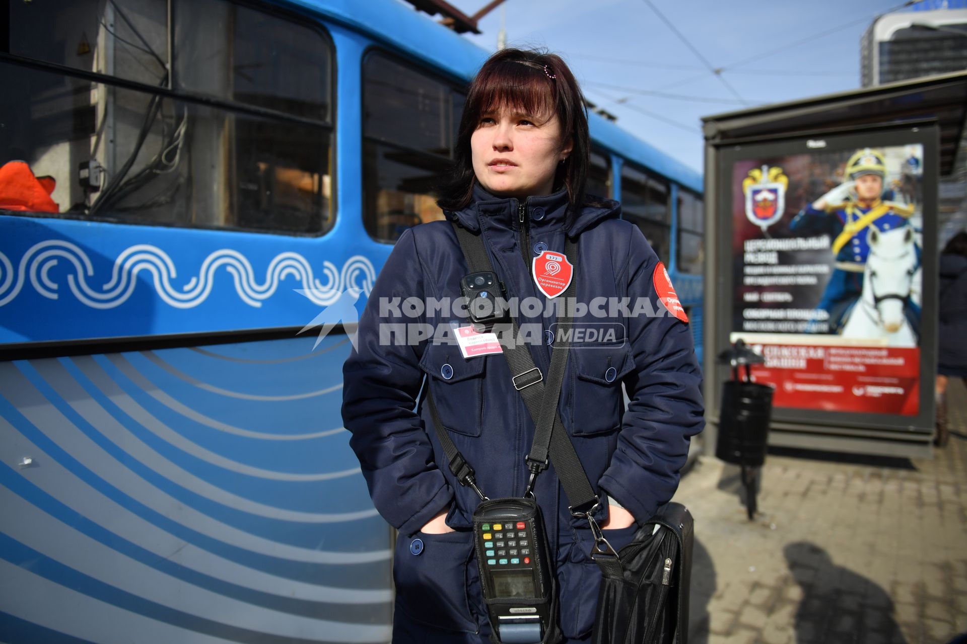 Москва.  Контроллер общественного транспорта на одной из улиц города.