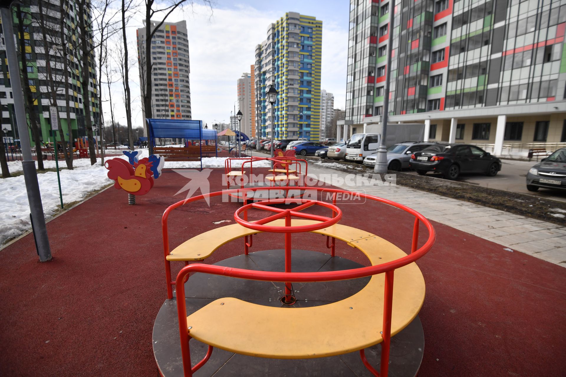 Москва. Двор и детская площадка  во дворе дома,  построенного  в рамках программы реновации на бульваре Рокоссовского.