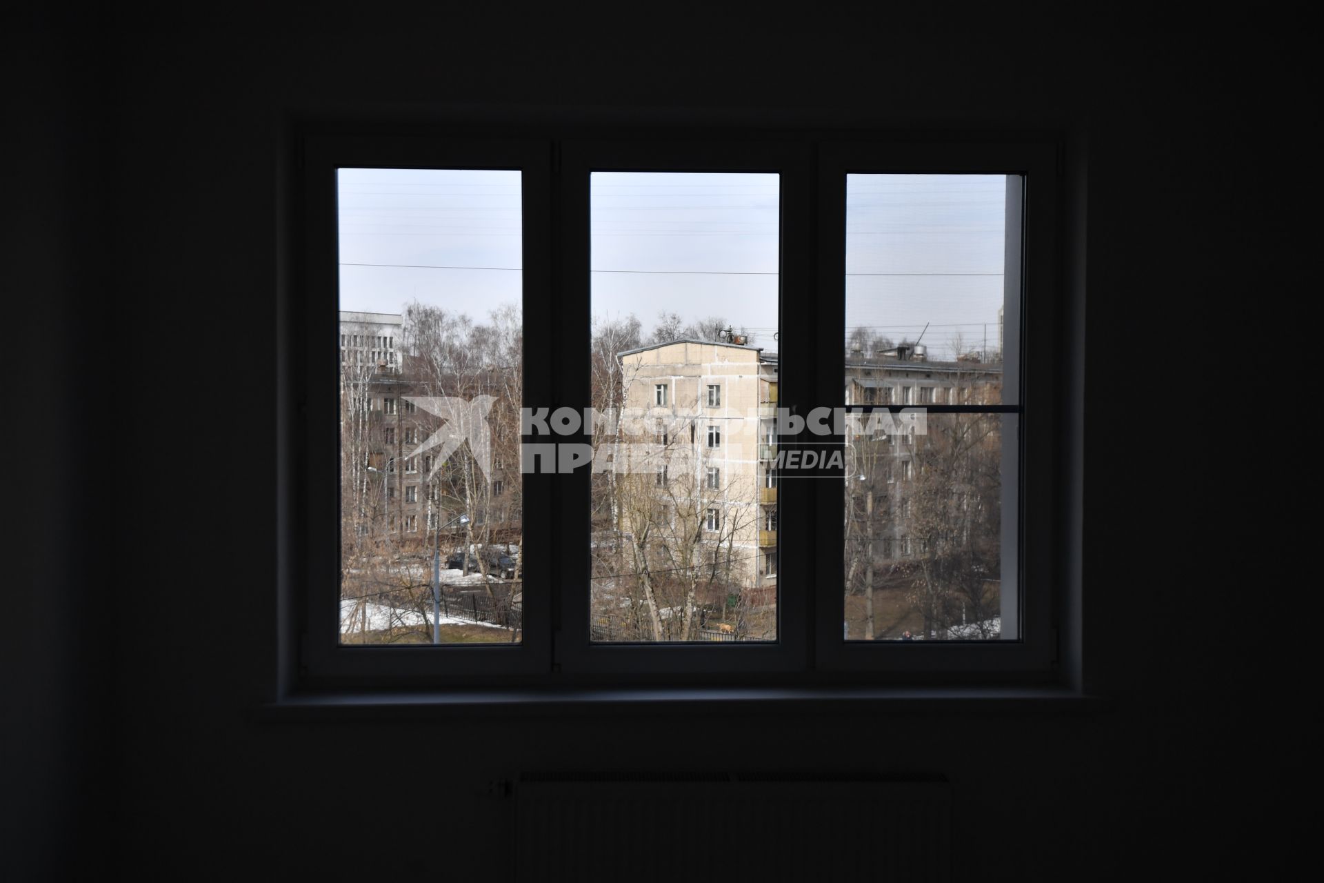 Москва. Окно в квартире нового дома ,  построенного  в рамках программы реновации на бульваре Рокоссовского.