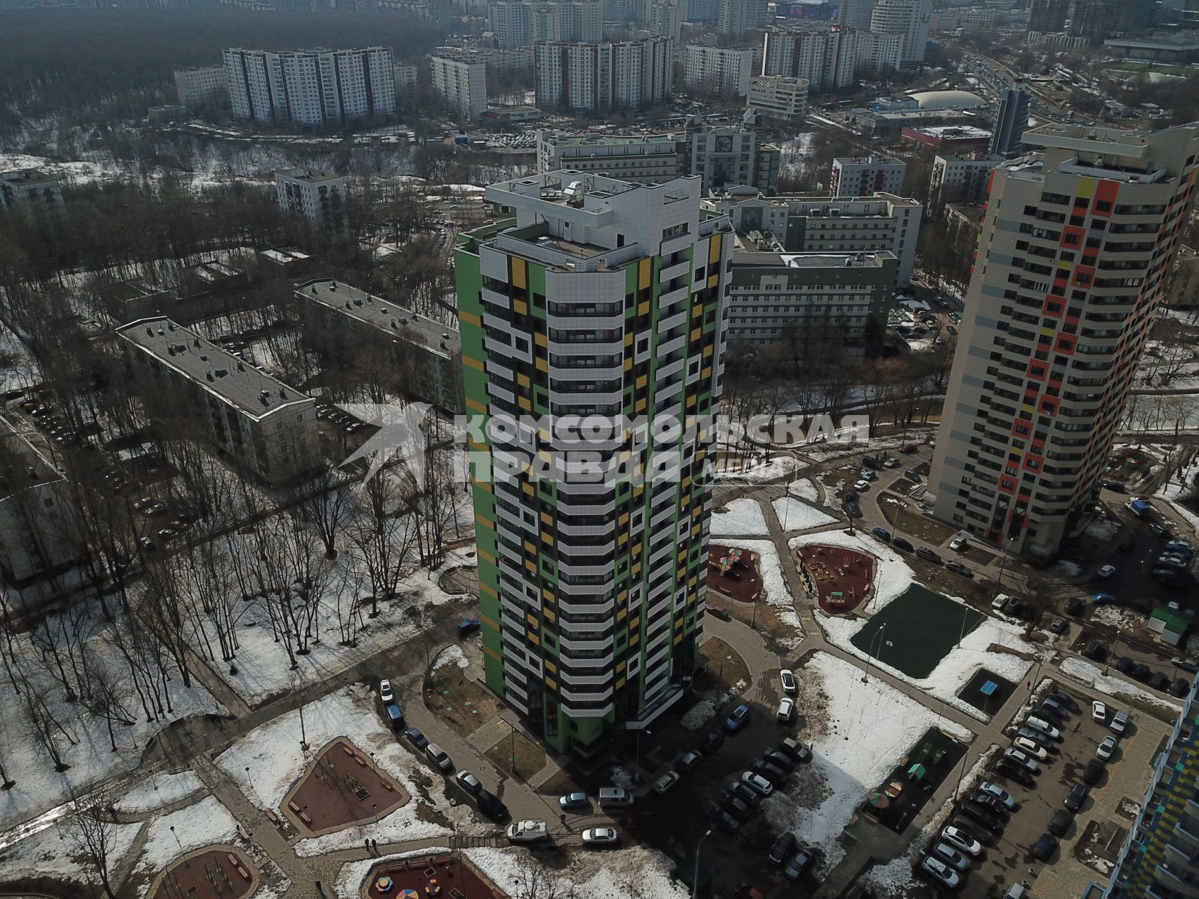 Москва. Вид на дома , подлежащие сносу и построенные  в рамках программы реновации на бульваре Рокоссовского.