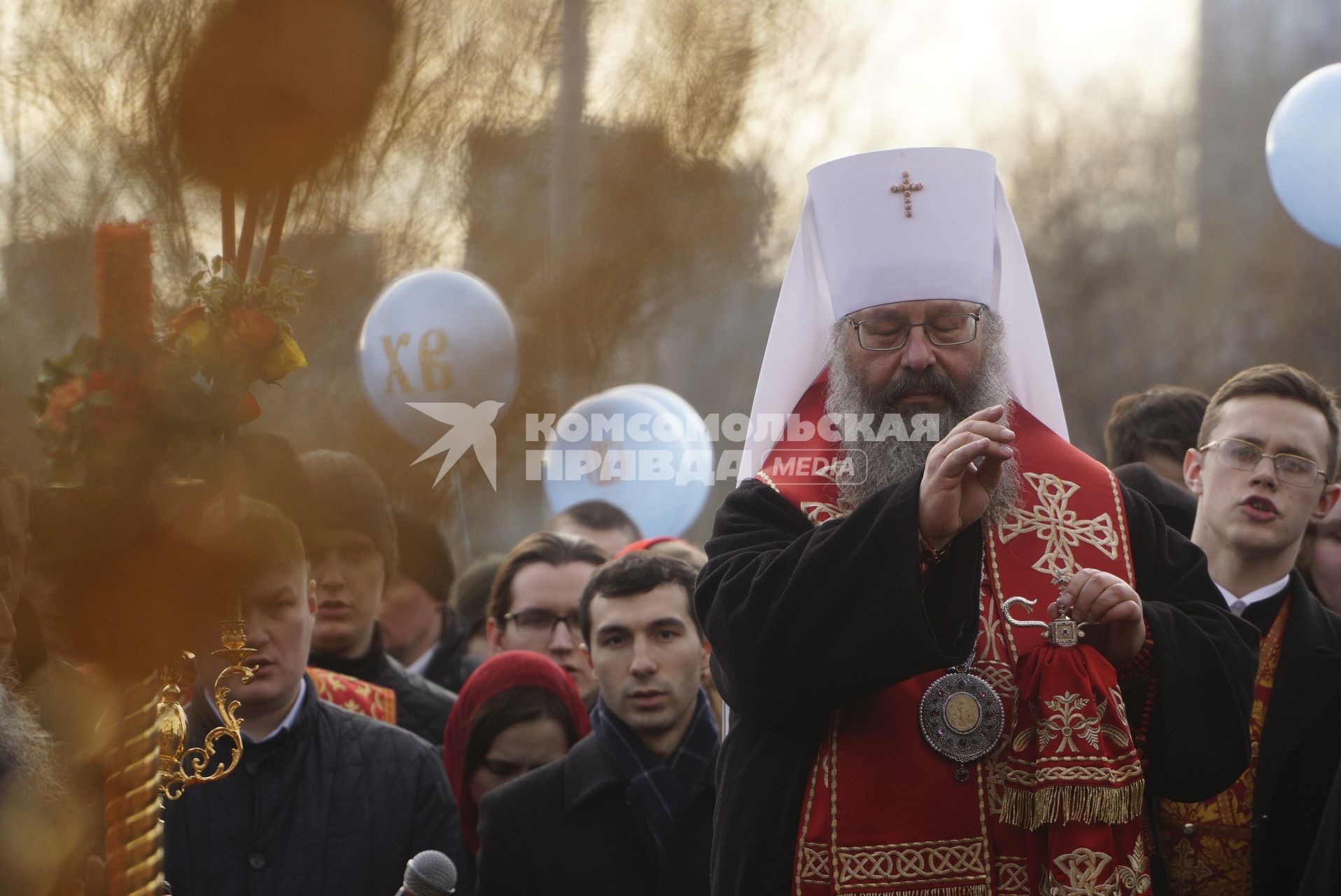 Екатеринбург. Митрополит Екатеринбургский и Верхотурский Кирилл во время праздничного богослужения у стен Храма на крови, во время празднования пасхи