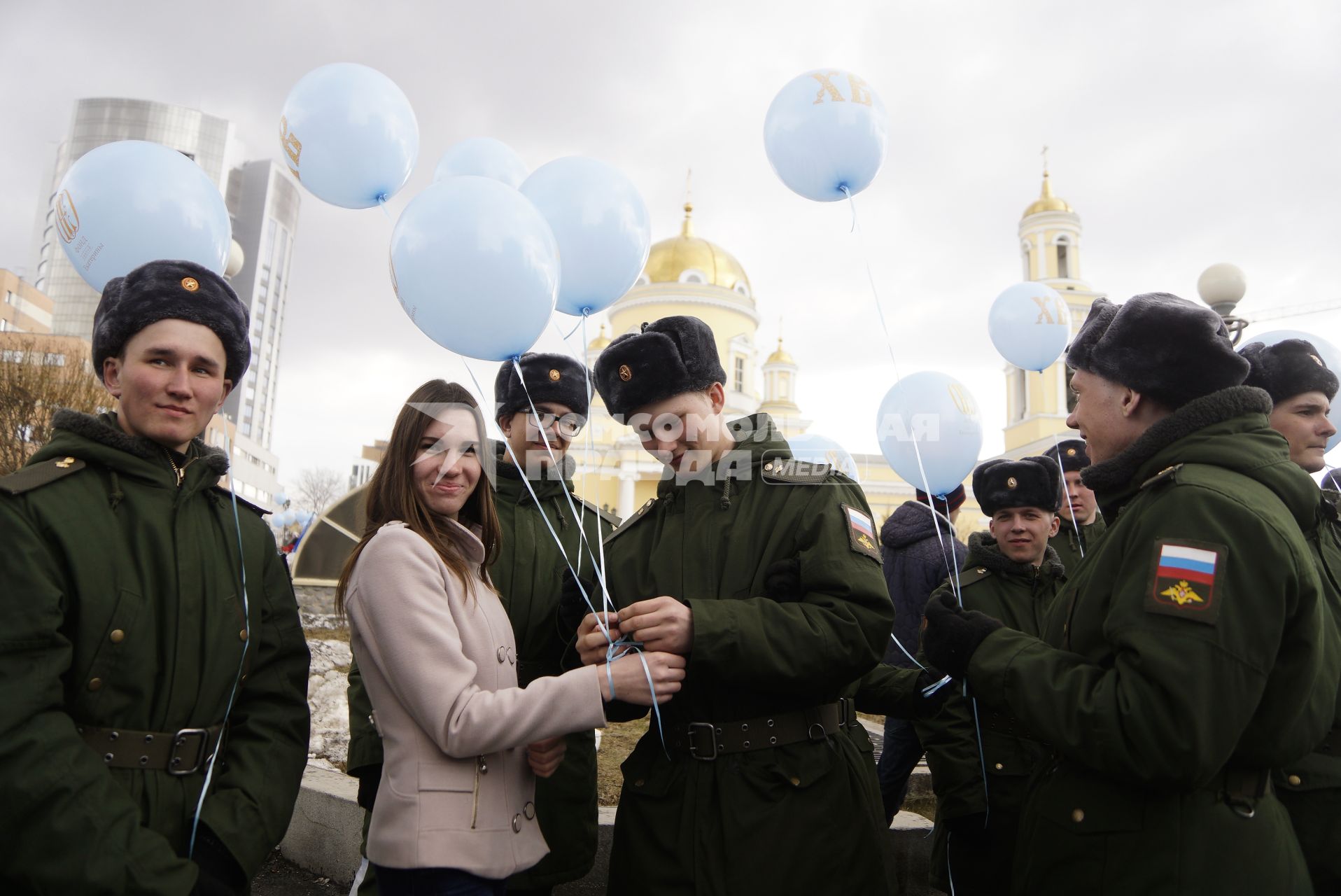 Екатеринбург. Военнослужащий привязывает на руку девушке воздушный шар, перед началом пасхального крестного хода