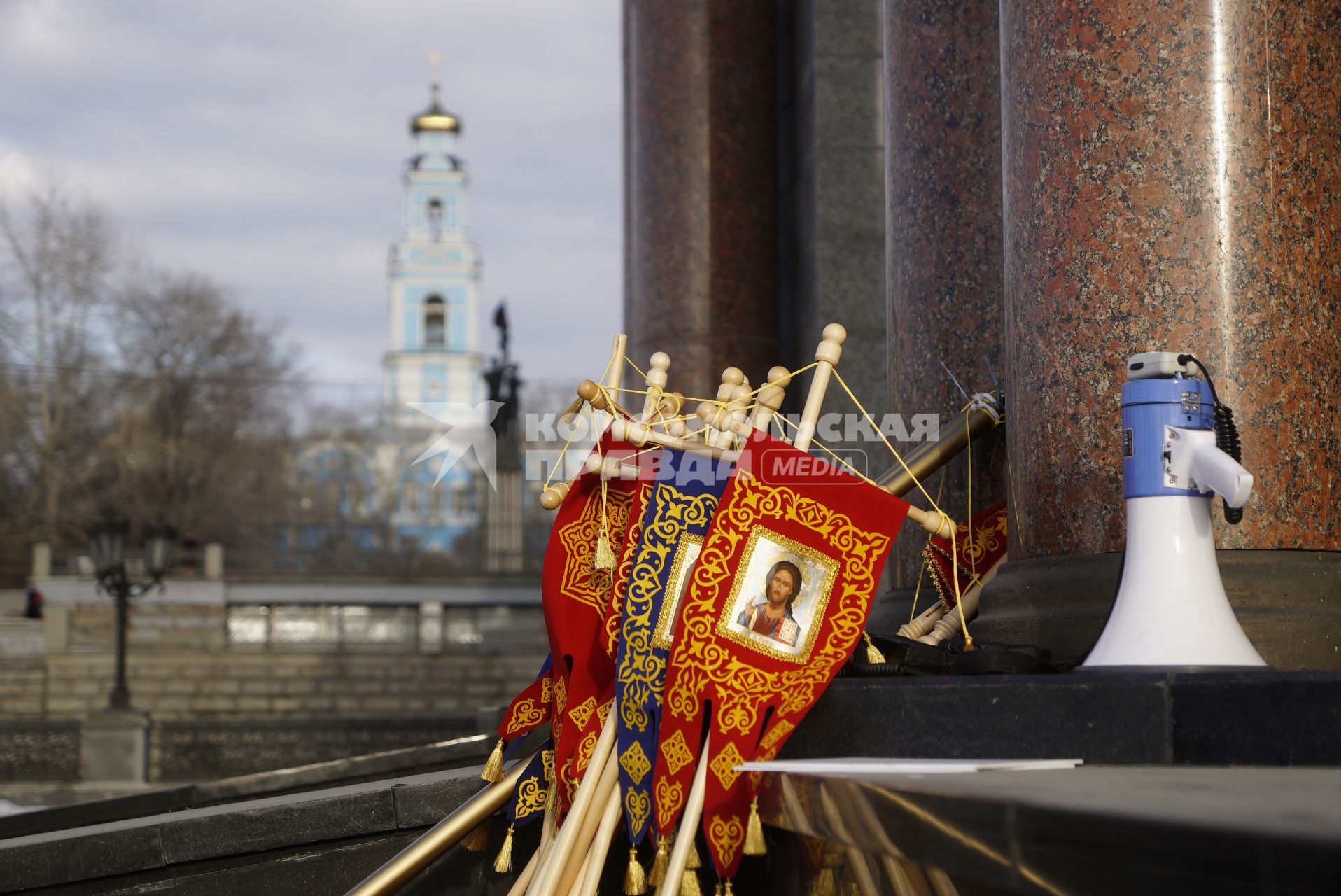 Екатеринбург. Хоругви и громкоговоритель у стен Храма на крови, после крестного хода,  во время празднования пасхи