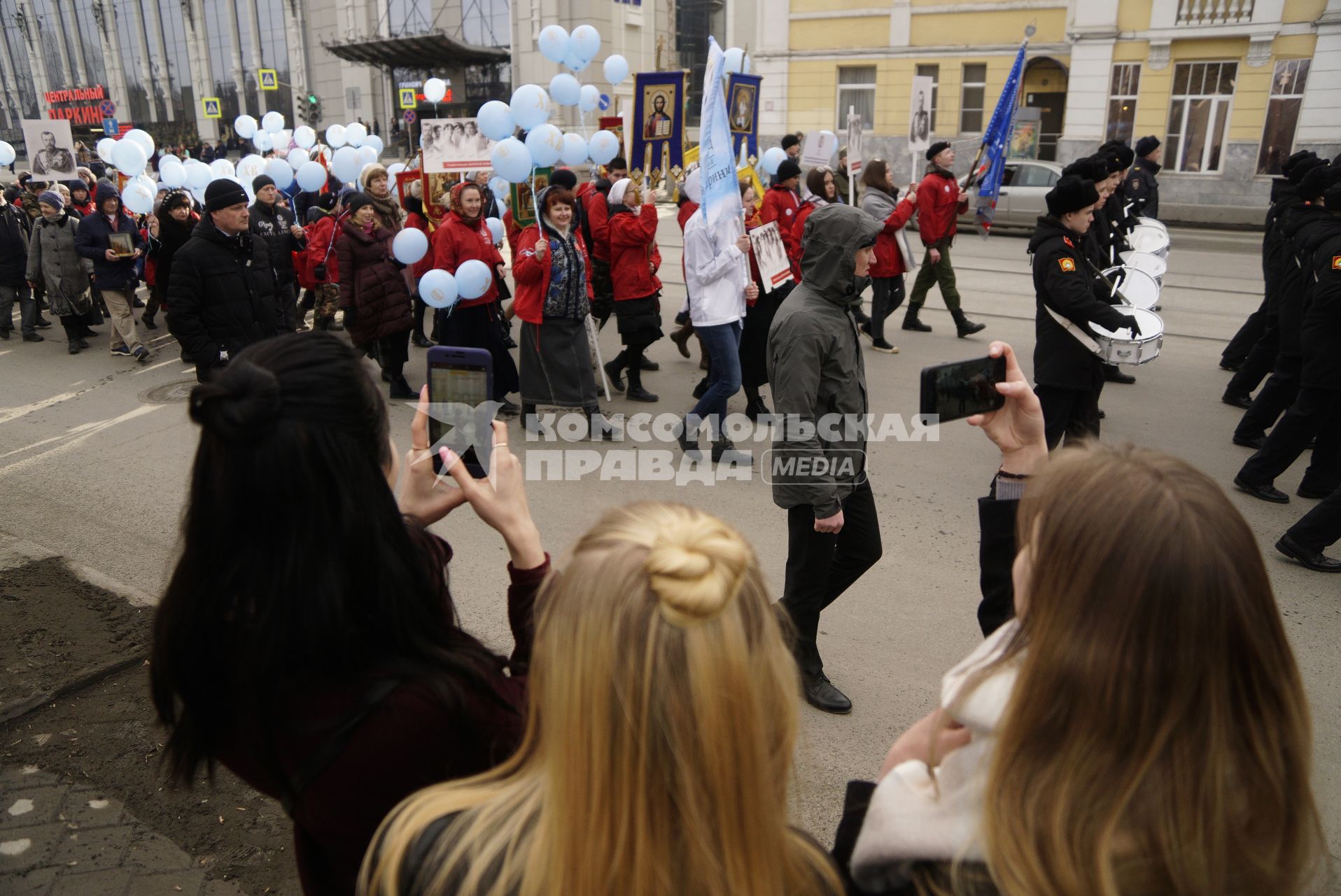 Екатеринбург. Девушки фотографирют пасхальный крестный ход