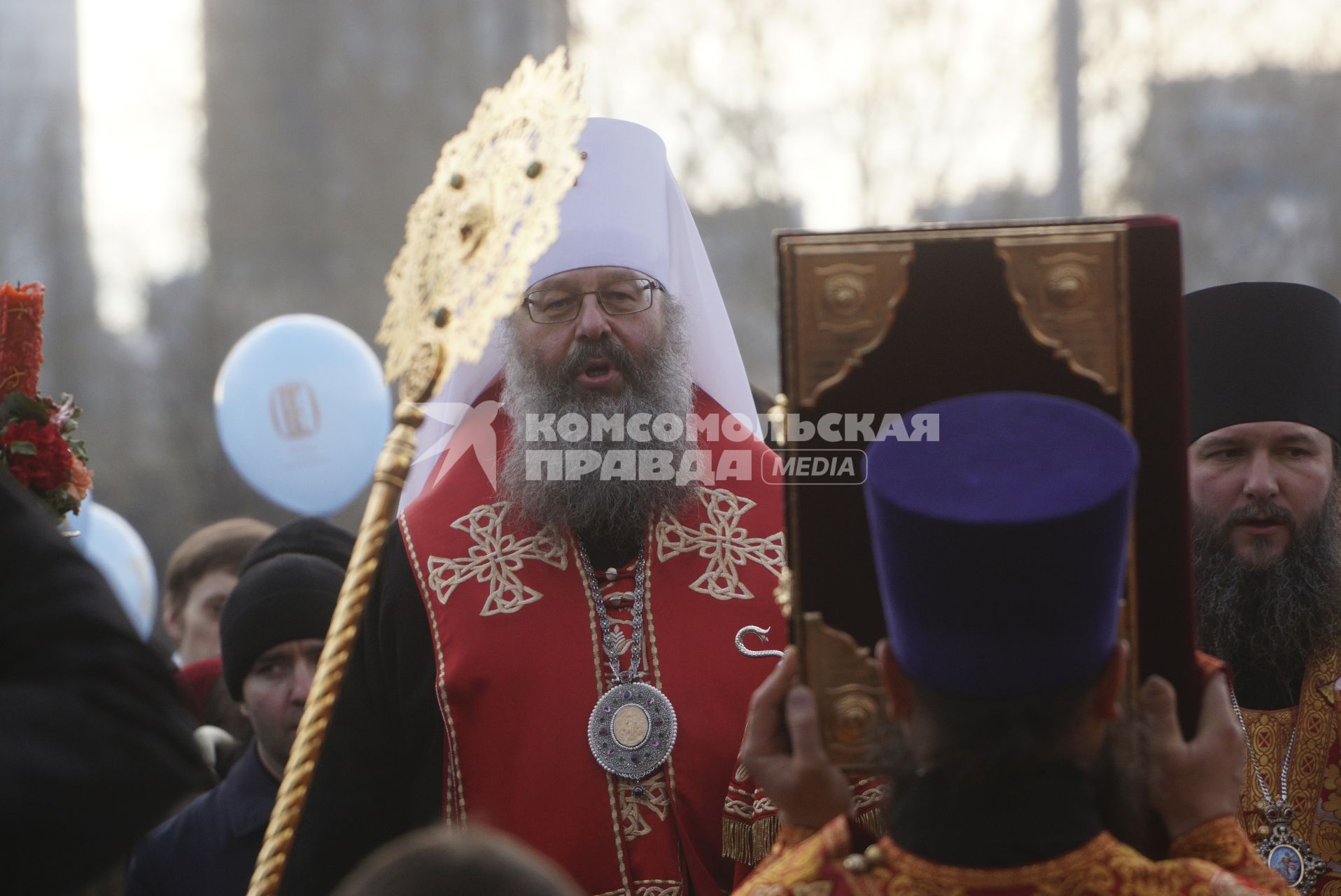 Екатеринбург. Митрополит Екатеринбургский и Верхотурский Кирилл во время праздничного богослужения у стен Храма на крови, во время празднования пасхи