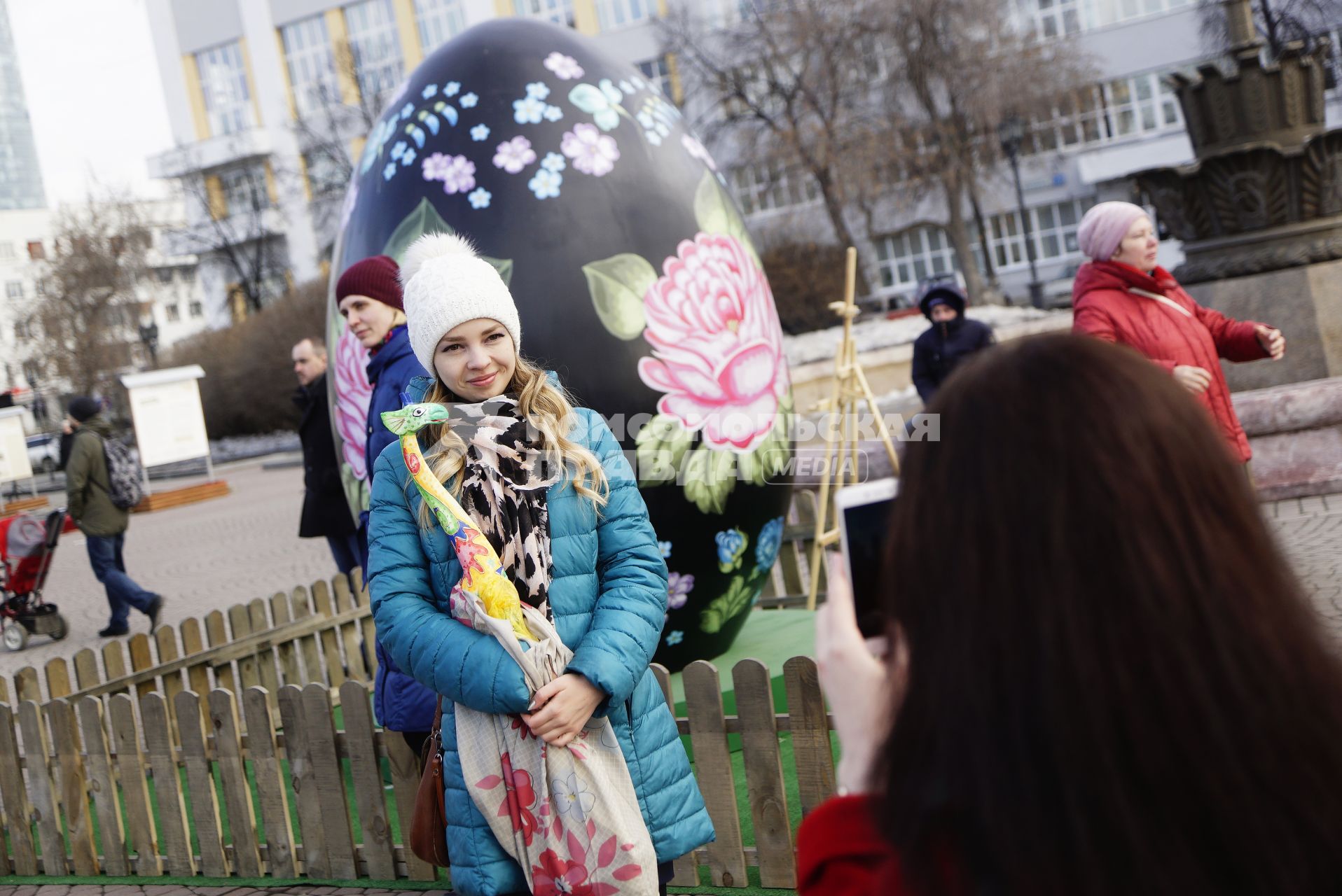 Екатеринбург. Девушки фотографируются на фоне гигантского пасхального яйца установленного по инициативе фонда Святой Екатерины