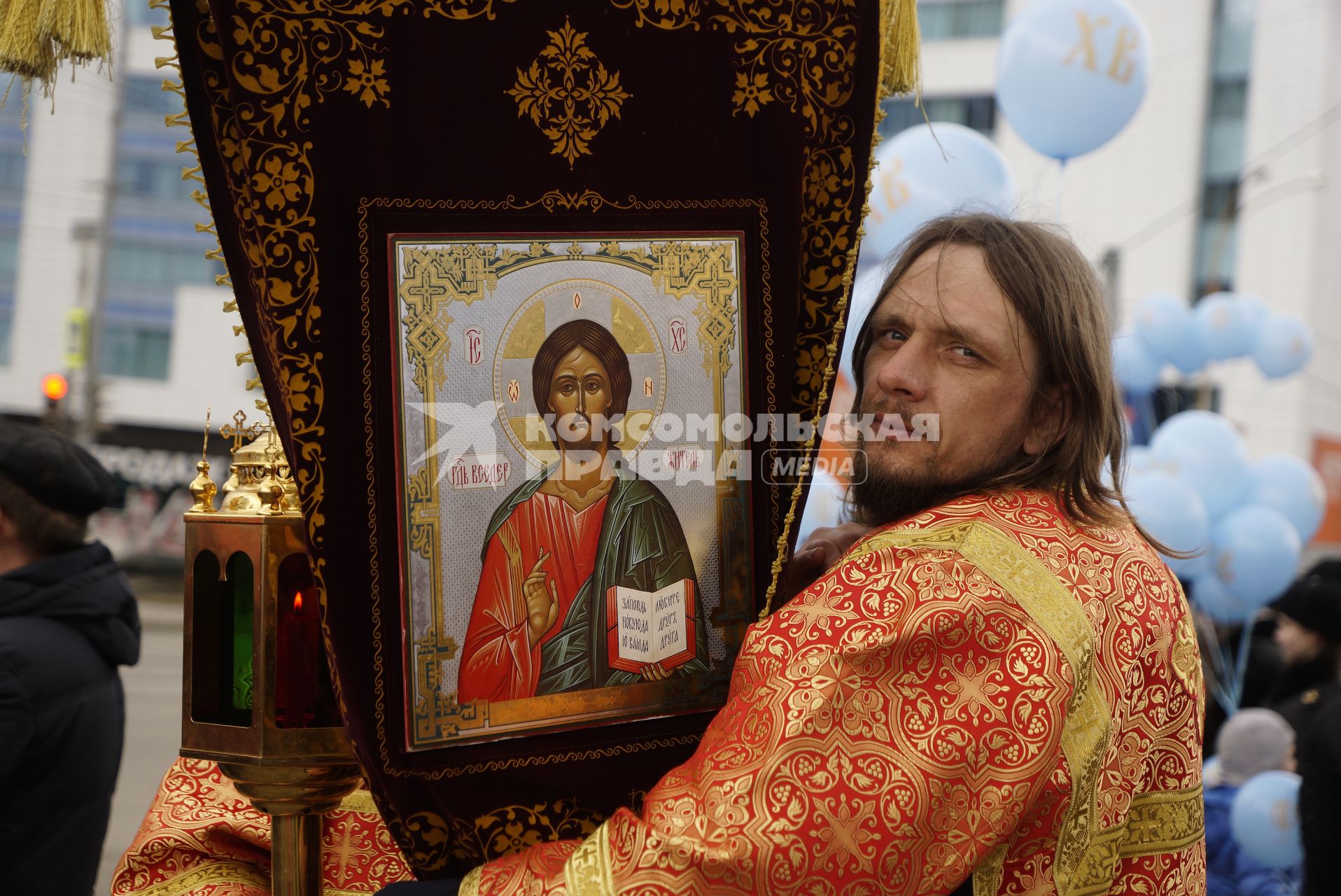 Екатеринбург. Священик с хоругвью с образом Иисуса Христа, перед началом пасхального крестного хода