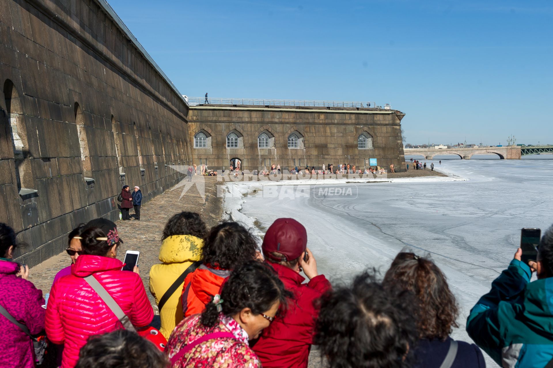 Санкт-Петербург. Люди загорают на пляже Петропавловской крепости.