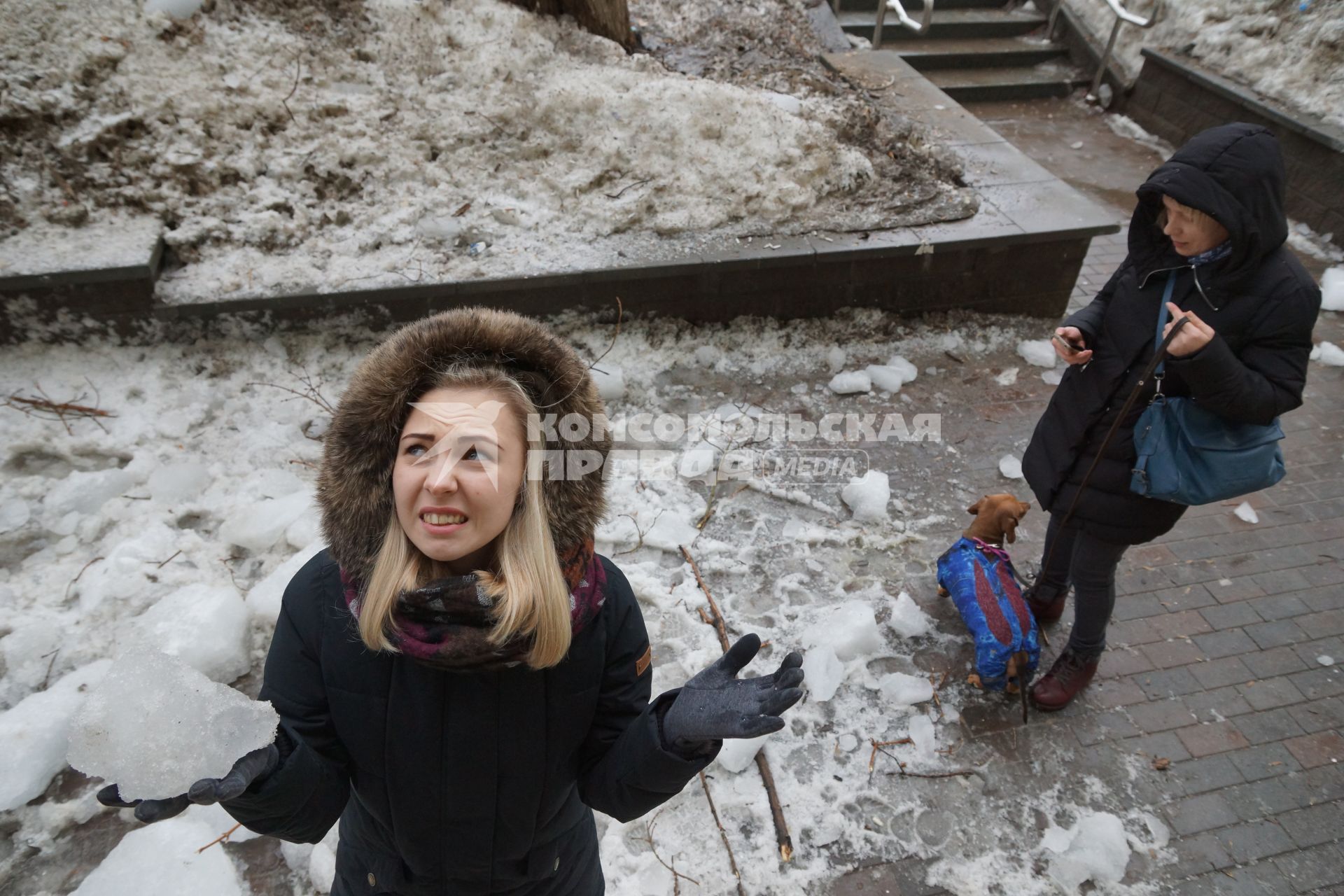 Самара. Девушка держит в руках  кусок льда.