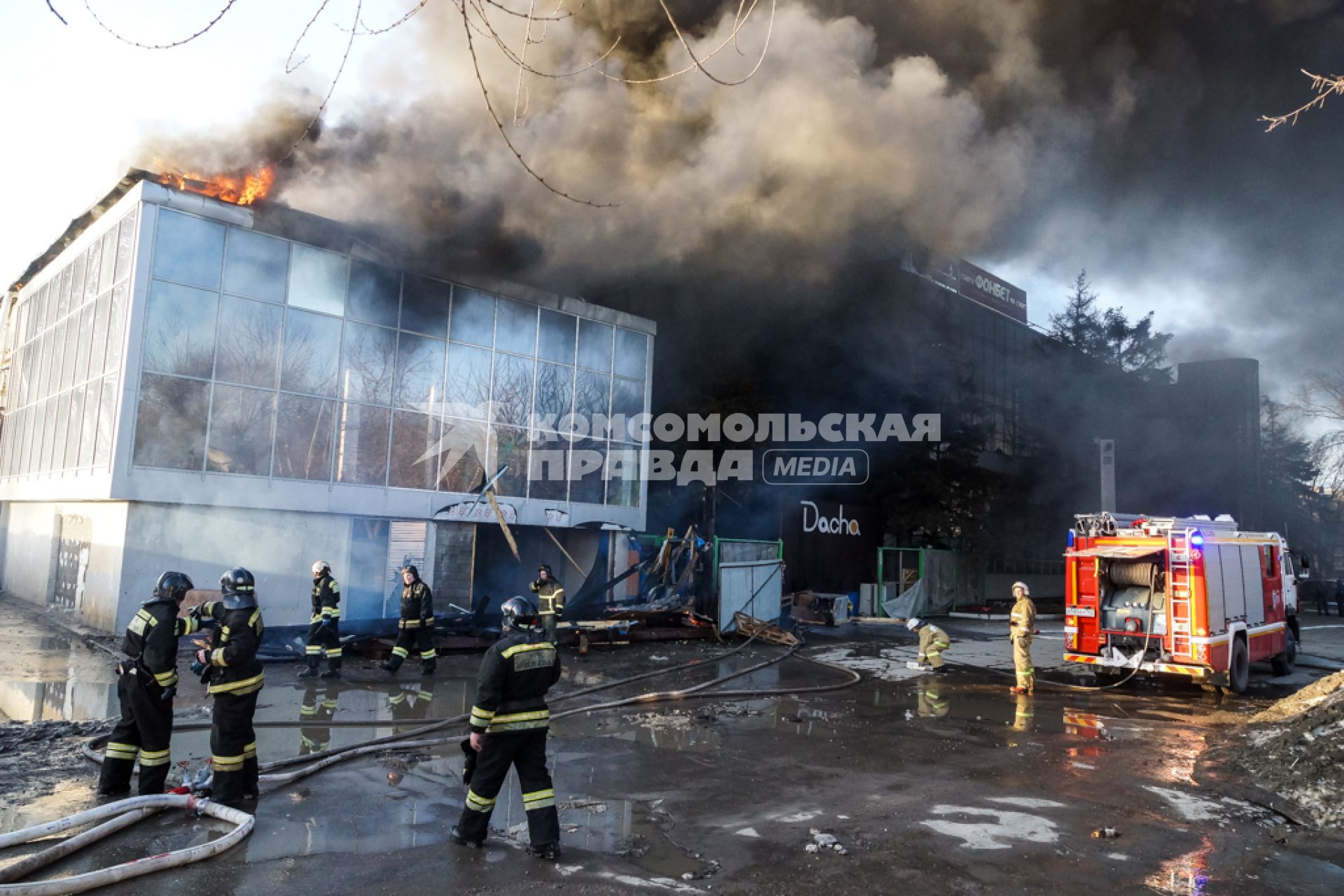 Самара. Пожарные во время тушения пожара у ТРЦ `Звезда`.