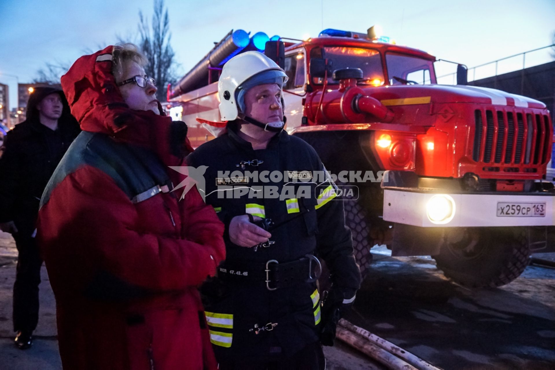 Самара. Начальник ГУ МЧС РФ по Самарской области Олег Бойко на месте тушения пожара у ТРЦ `Звезда`.