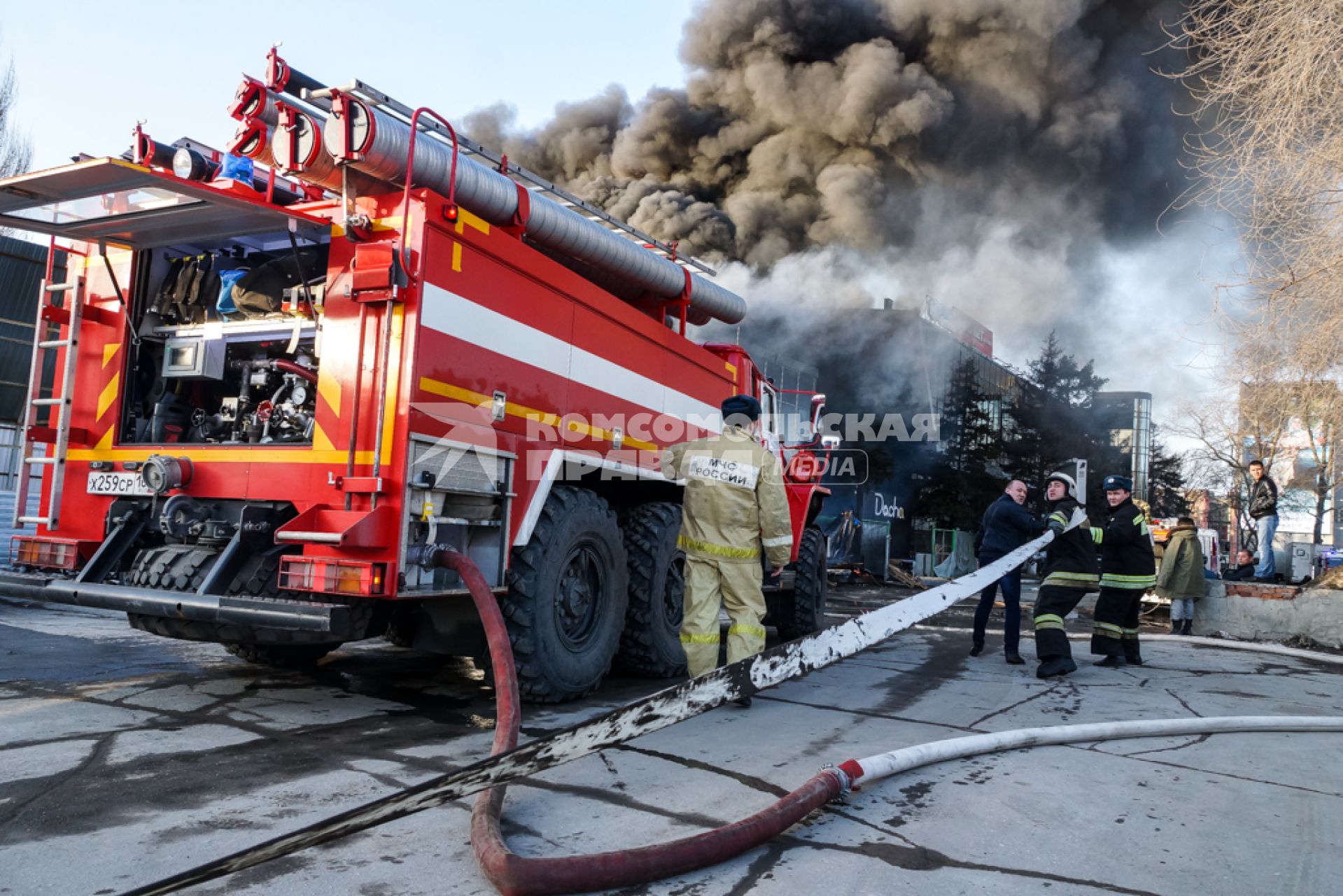 Самара. Пожарные во время тушения пожара у ТРЦ `Звезда`.