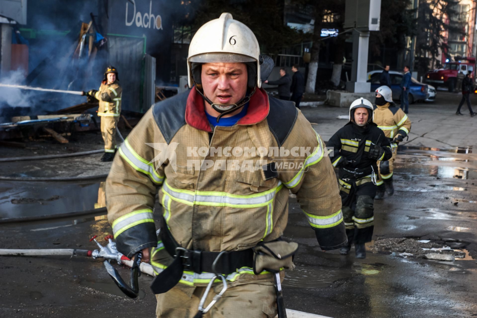 Самара. Пожарные во время тушения пожара у ТРЦ `Звезда`.