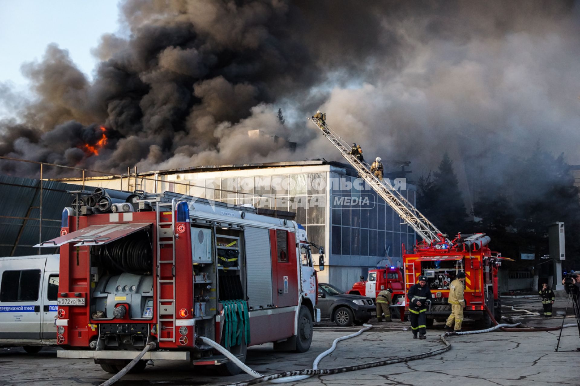 Самара. Пожарные во время тушения пожара у ТРЦ `Звезда`.