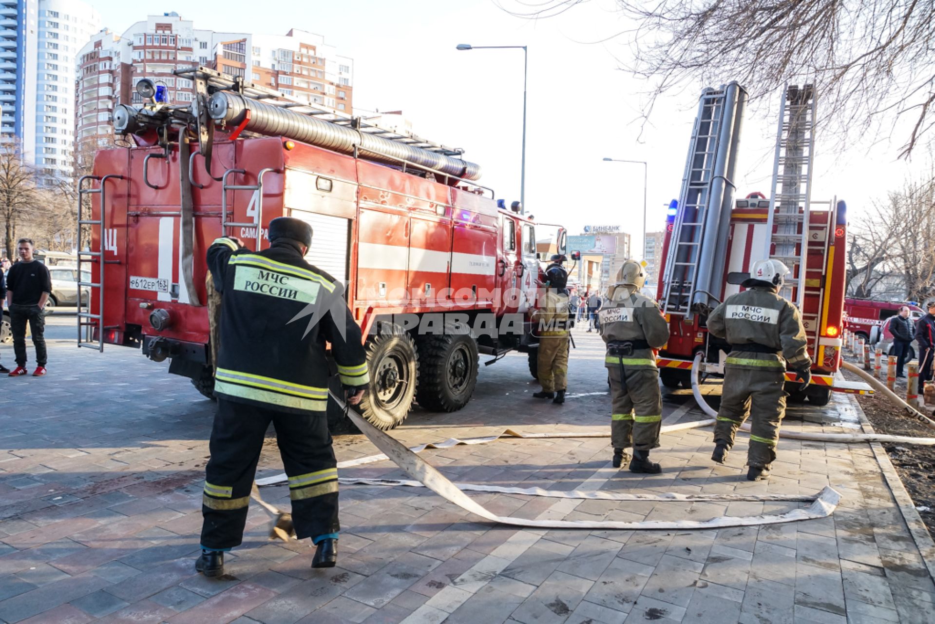 Самара. Пожарные во время тушения пожара у ТРЦ `Звезда`.