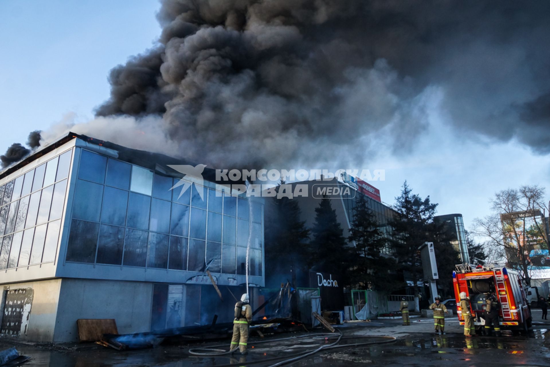 Самара. Пожарные во время тушения пожара у ТРЦ `Звезда`.