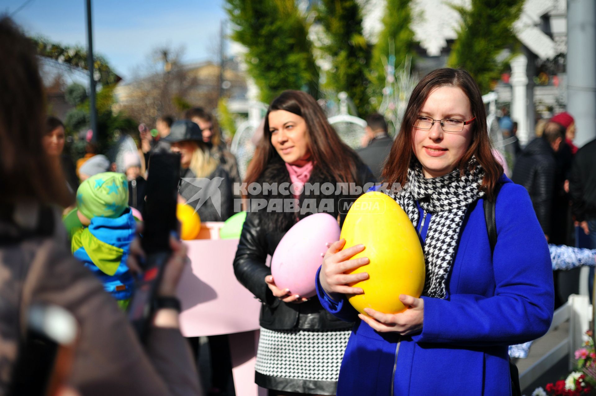 Москва. Горожане на одной из праздничных площадок фестиваля `Пасхальный дар`.