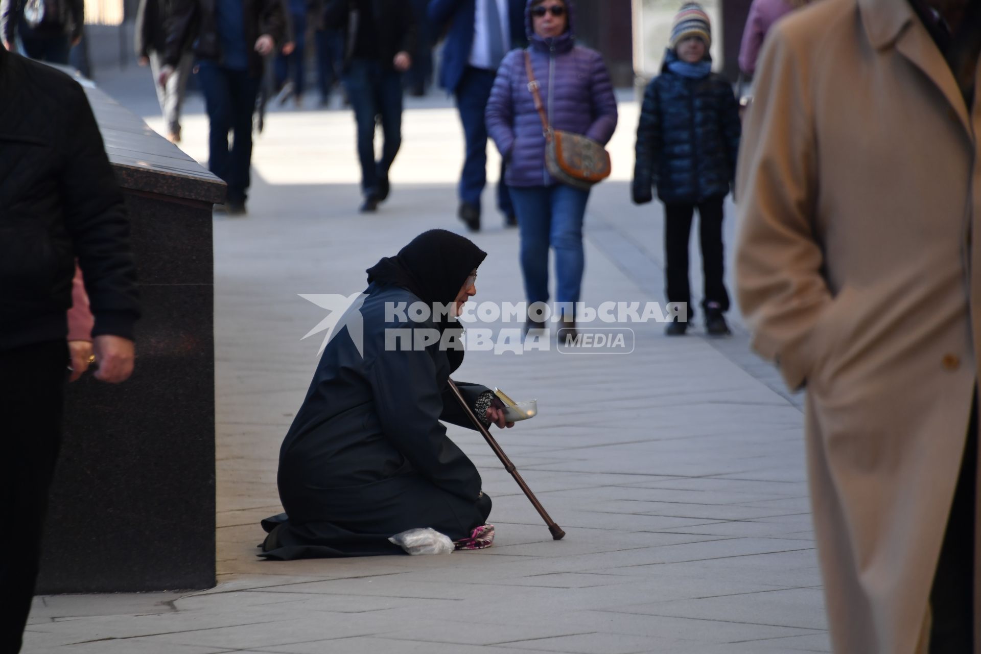 Москва. Женщина просит милостыню у прохожих на Тверской улице