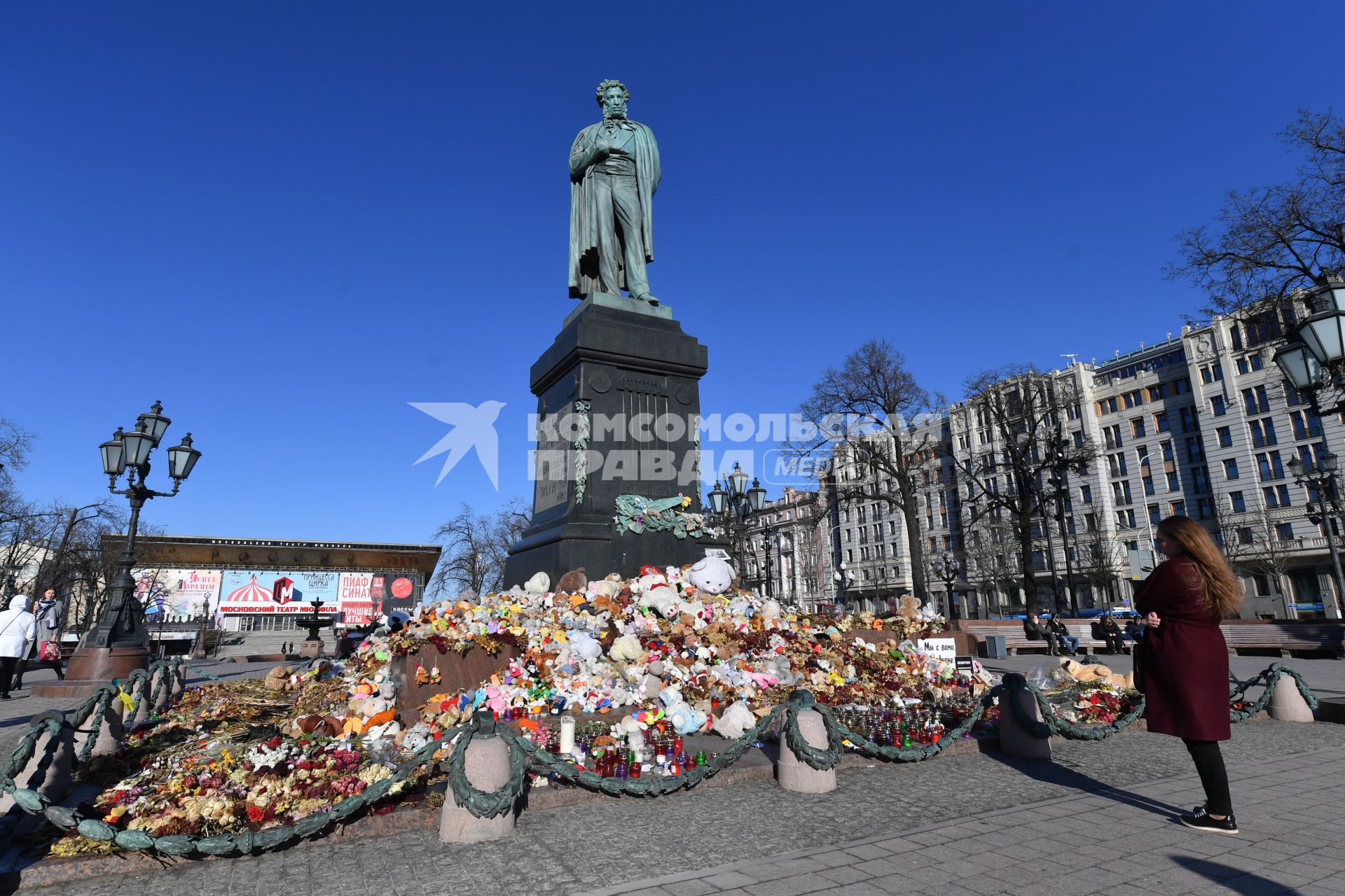 Москва.  Игрушки и плакаты  в память  трагедии в Кемерово  у памятника Александру Пушкину на  одноименной  площади