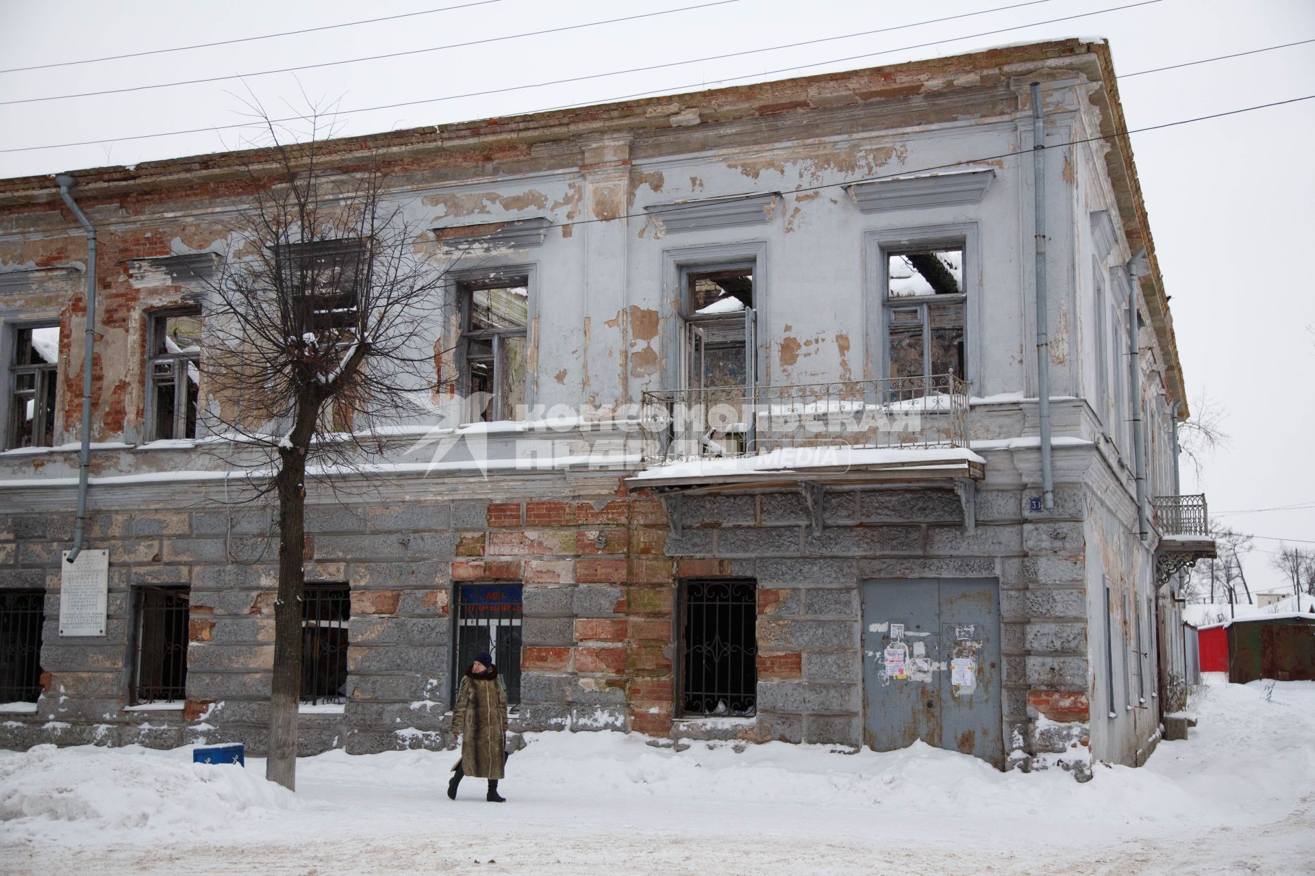 Новая Ладога. Вид на  разрушающийся дом купца  Тимофея Луковицкого.