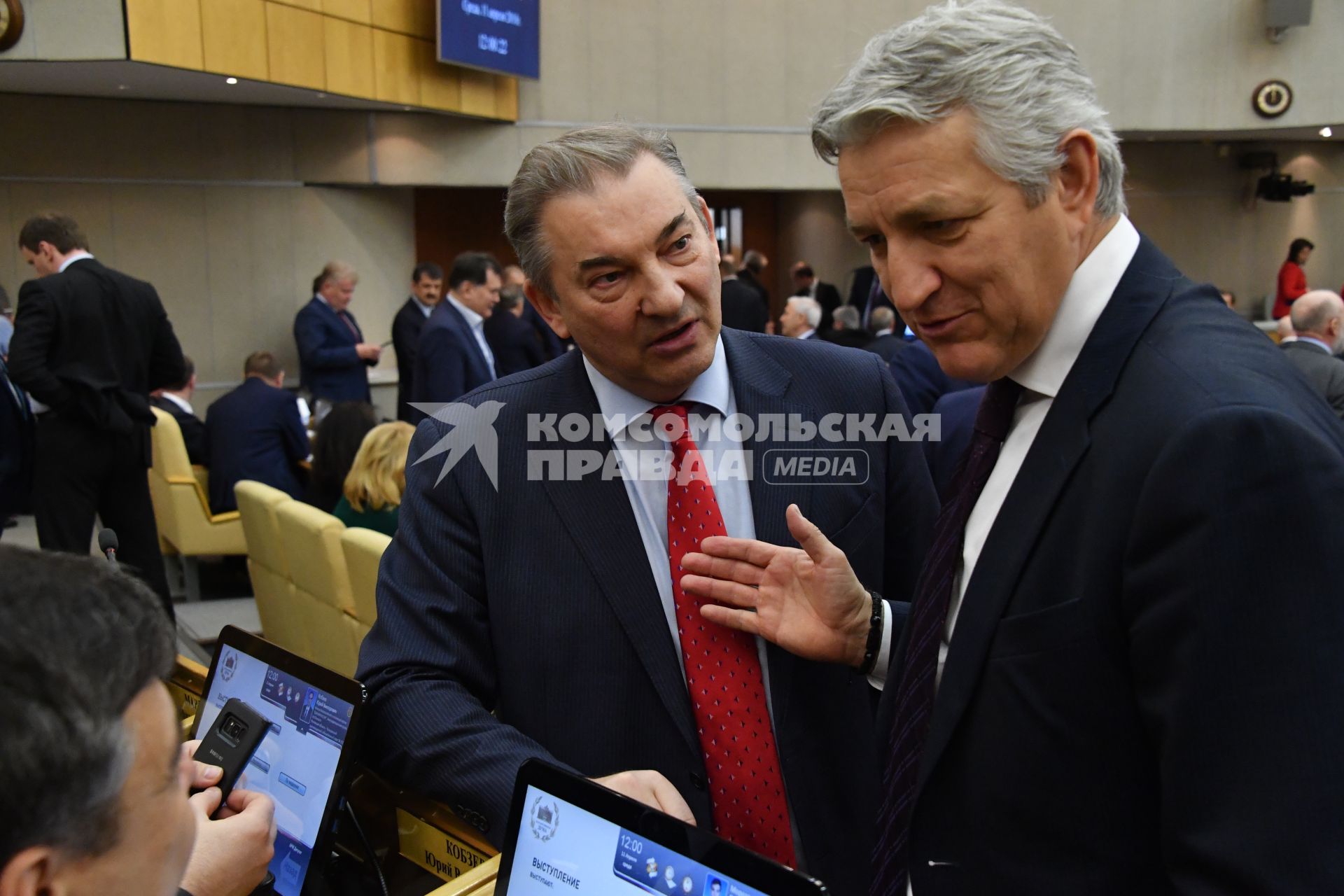 Москва.  Президент Федерации хоккея России Владислав Третьяк (в центре) на пленарном заседании Государственной думы РФ.