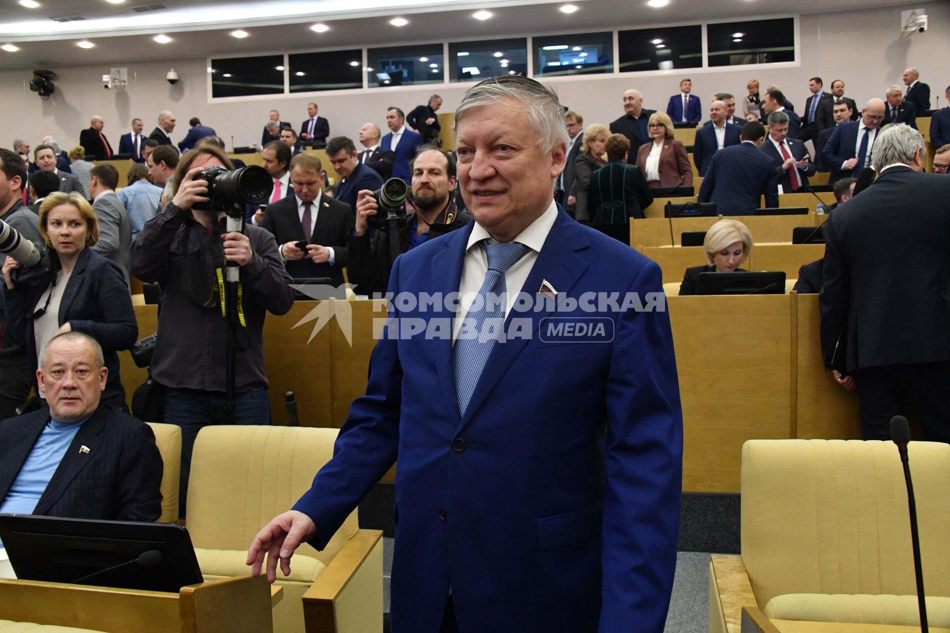 Москва. Шахматист, заместитель председателя комитета Государственной думы РФ по международным делам Анатолий Карпов (в центре)  на пленарном заседании Государственной думы РФ.