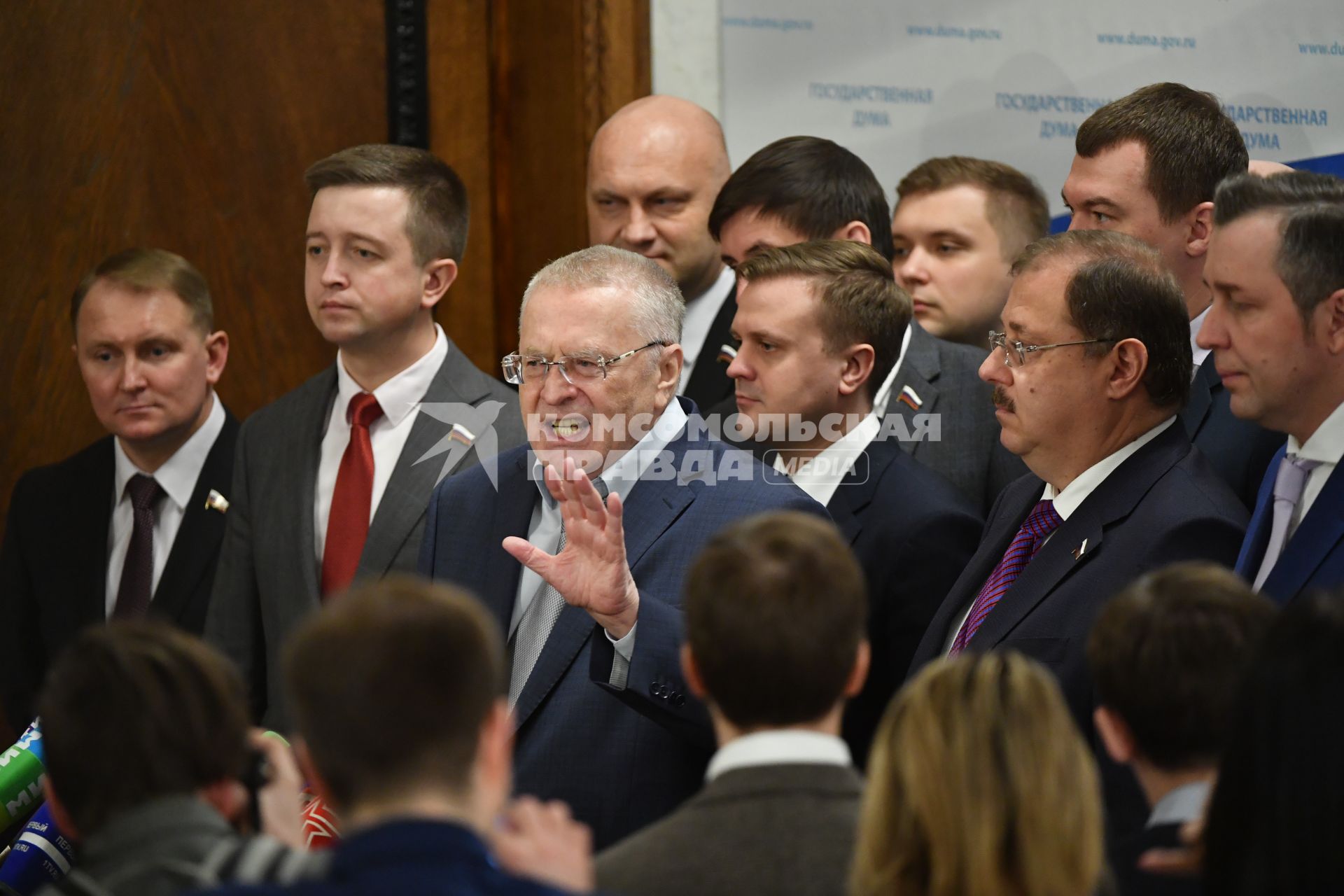 Москва.  Лидер ЛДПР Владимир Жириновский (в центре) на пленарном заседании Государственной думы РФ.