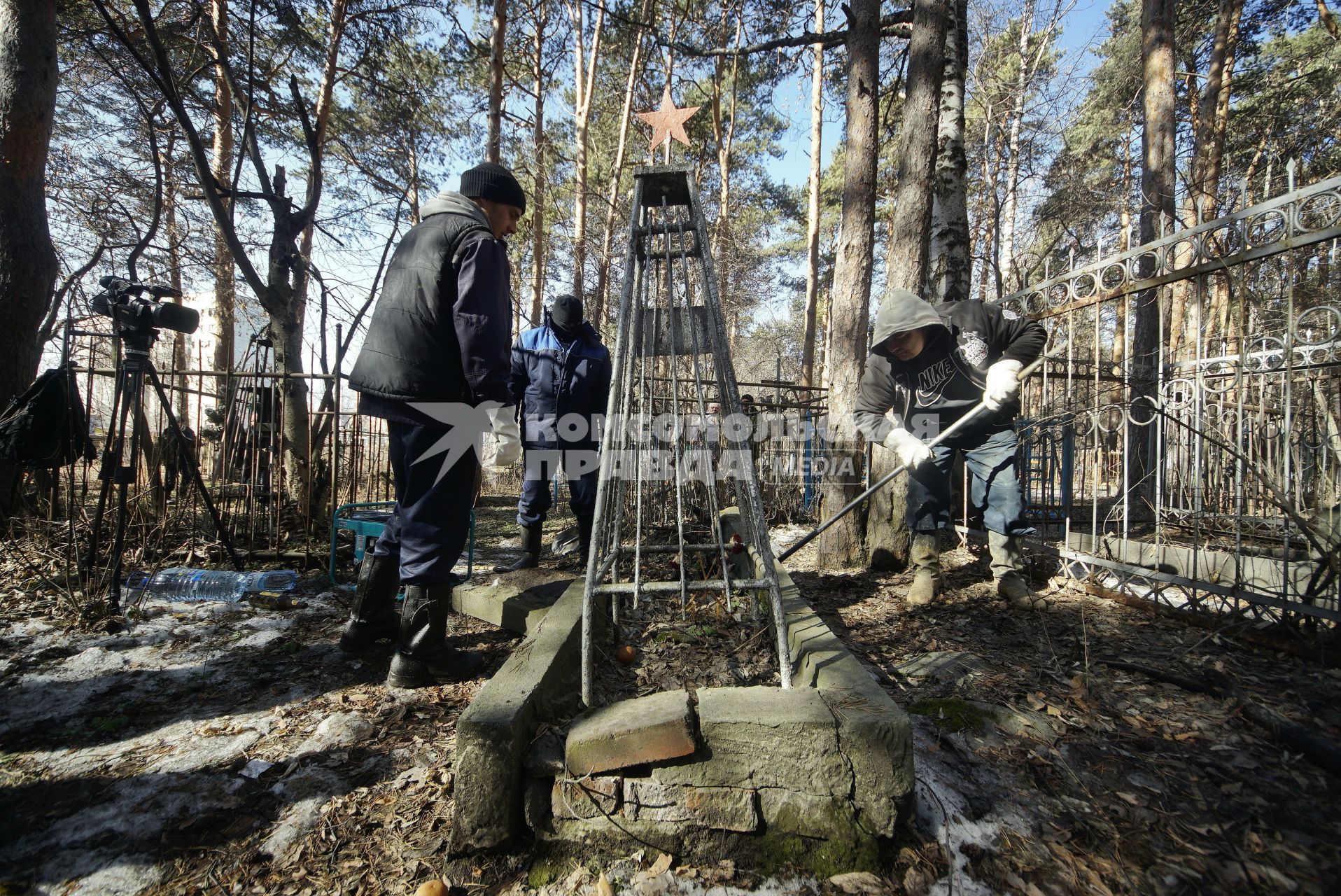 Екатеринбург. Ивановское кладбище. Эксгумация останков Семена Золотарева - участника похода на перевал Дятлова и погибшего при невыясненных обстоятельствах