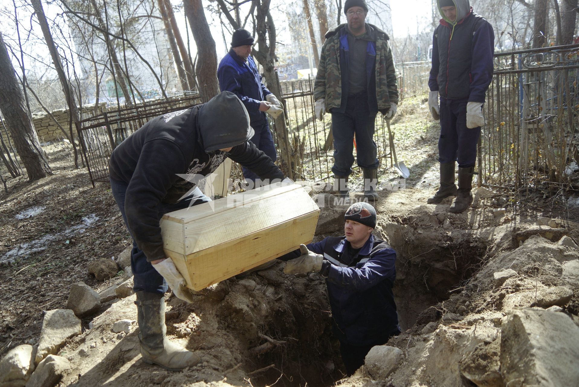 Екатеринбург. Ивановское кладбище. Эксгумация останков Семена Золотарева - участника похода на перевал Дятлова и погибшего при невыясненных обстоятельствах. На фото: захоронение гроба с останками Золотарева