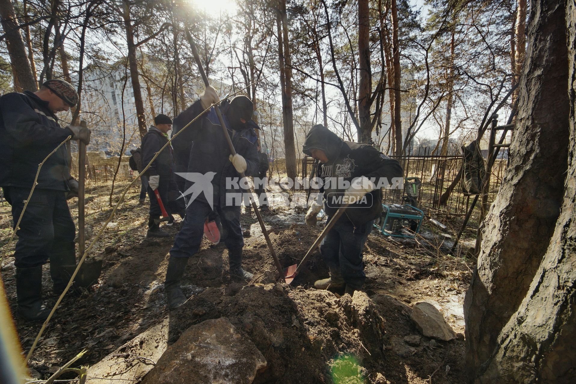 Екатеринбург. Ивановское кладбище. Эксгумация останков Семена Золотарева - участника похода на перевал Дятлова и погибшего при невыясненных обстоятельствах