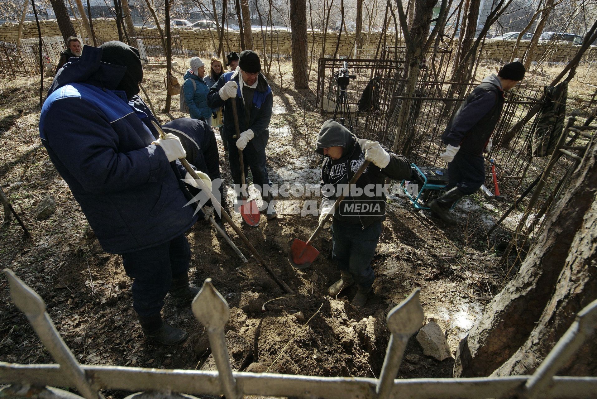 Екатеринбург. Ивановское кладбище. Эксгумация останков Семена Золотарева - участника похода на перевал Дятлова и погибшего при невыясненных обстоятельствах