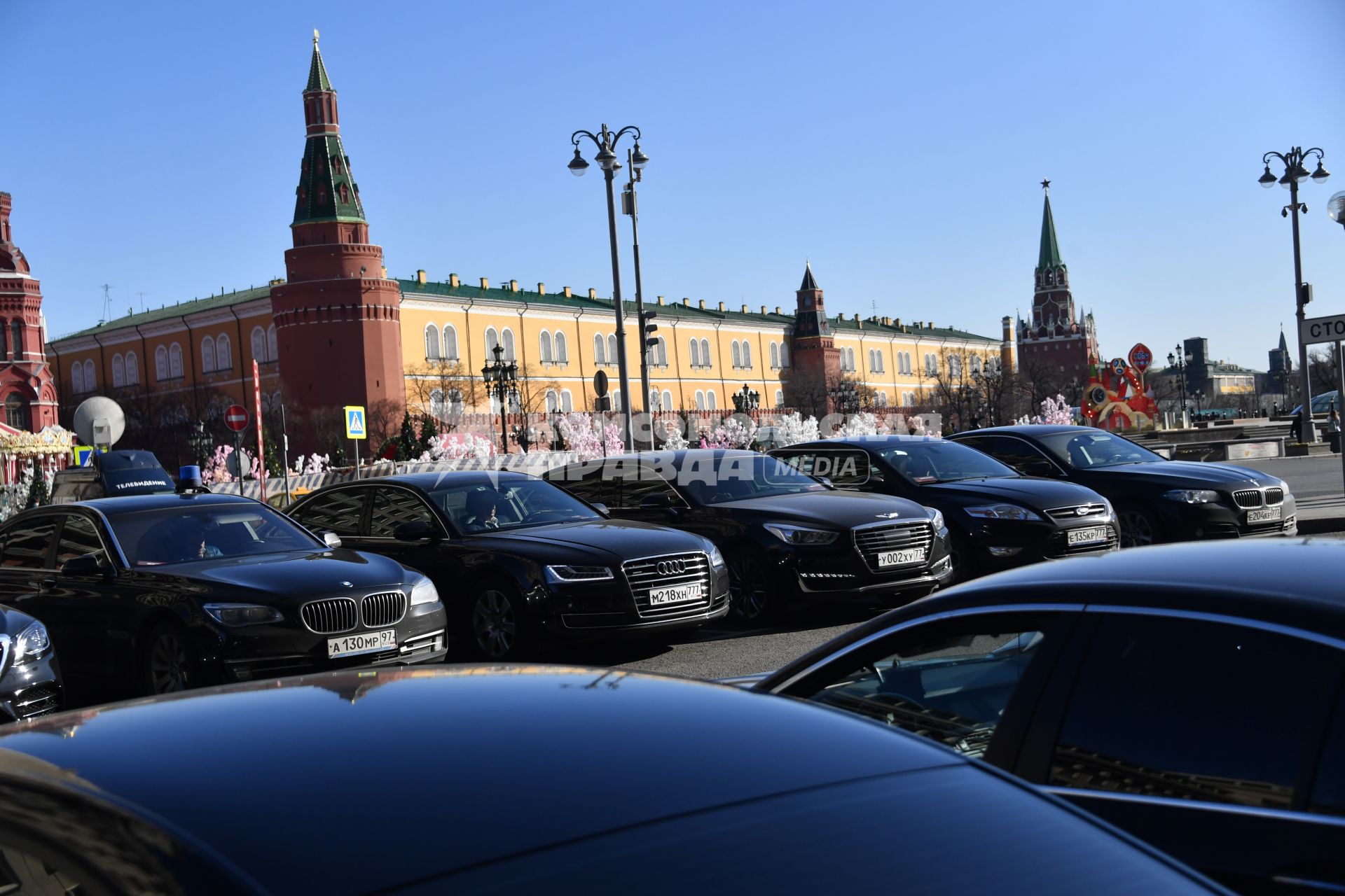 Москва.  Стоянка служебных автомобилей у здания Государственной думы РФ.