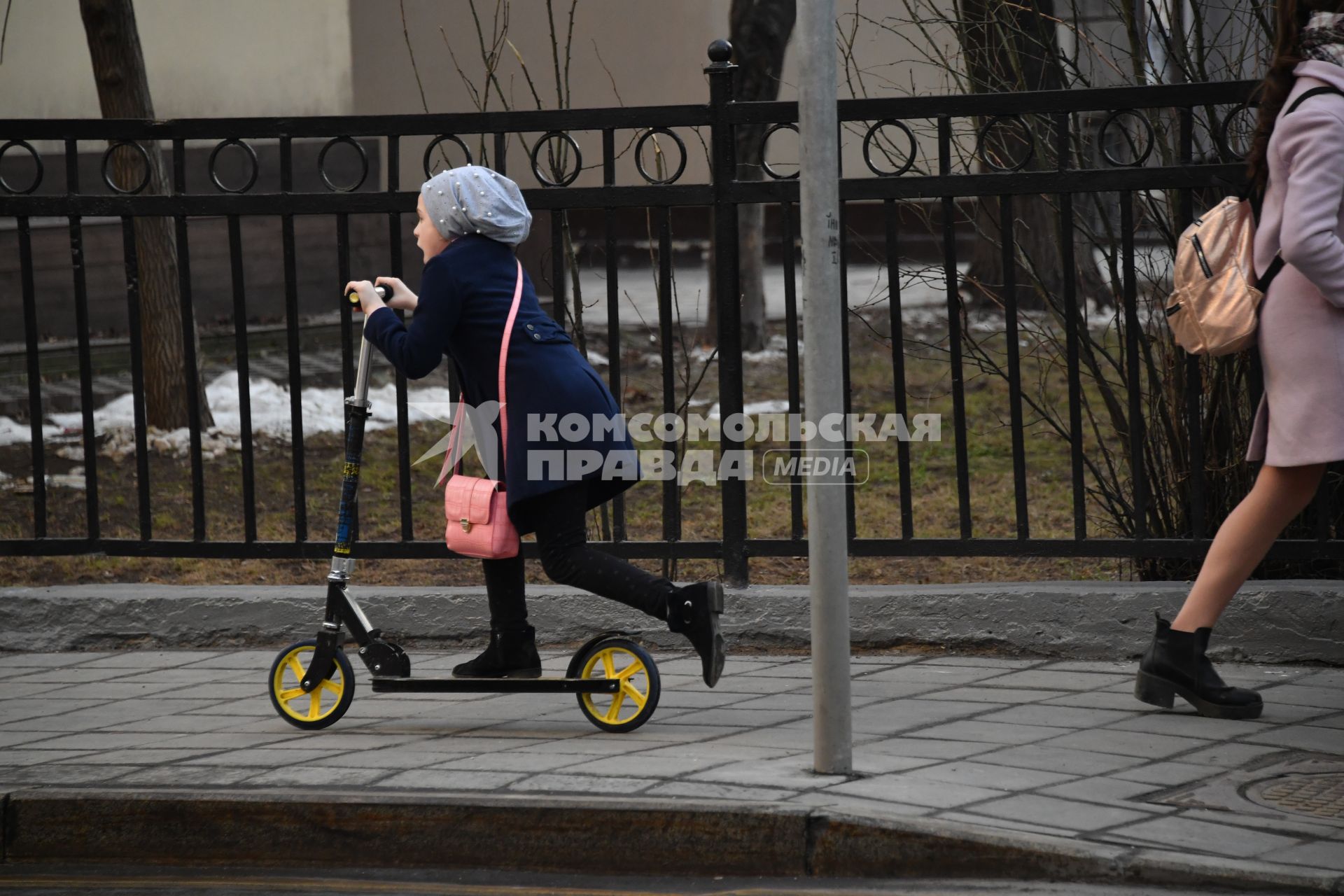 Москва. Девочка на самокате.