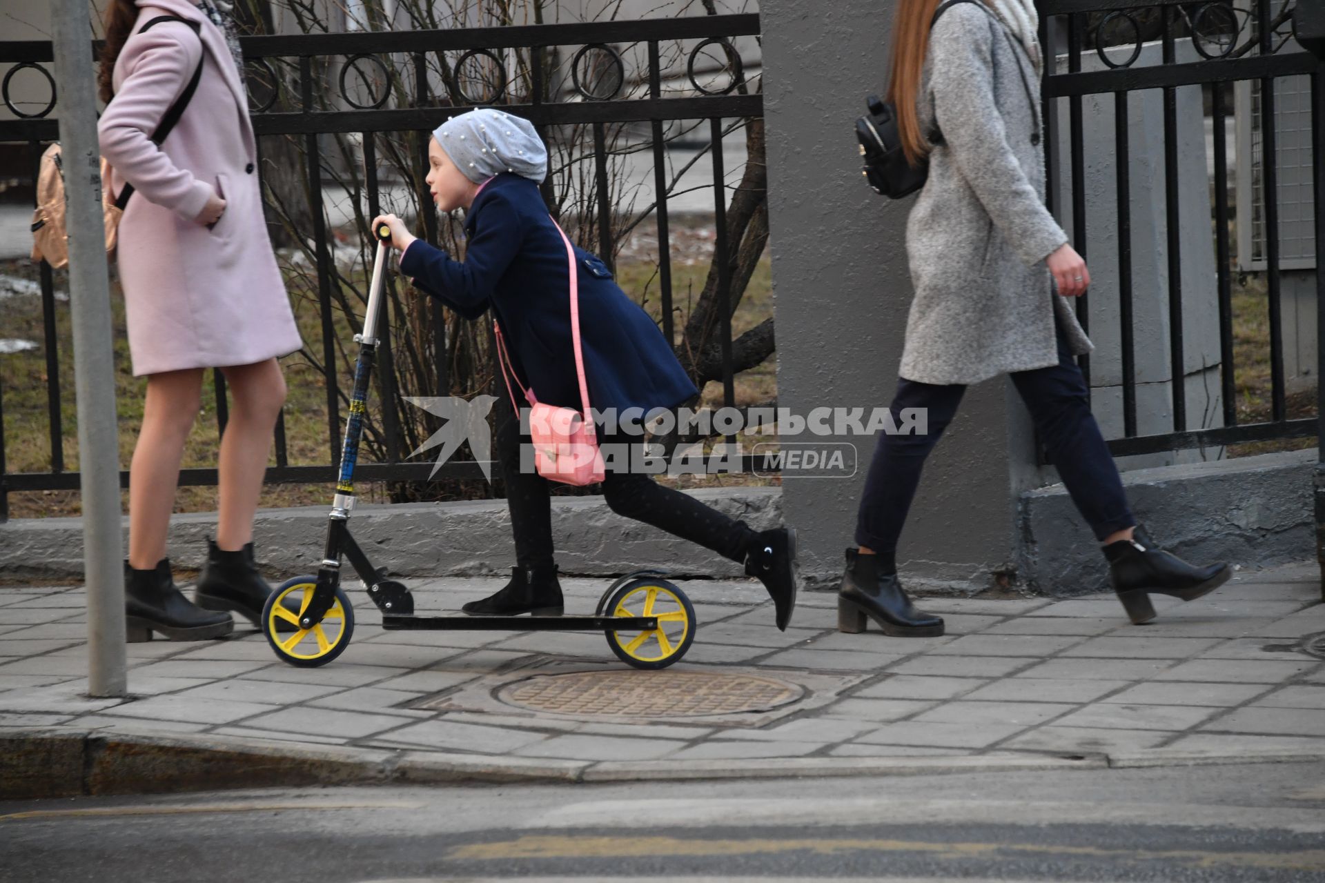 Москва. Девочка на самокате.