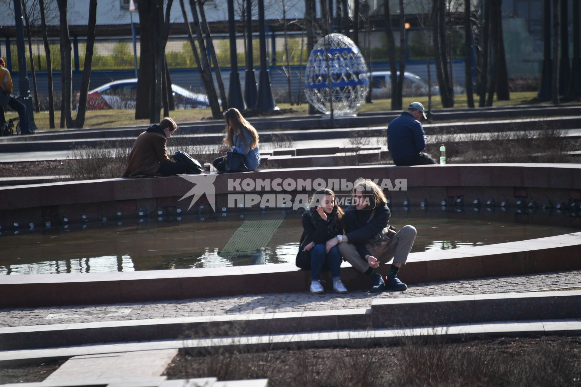 Москва. Молодые люди в Новопушкинском сквере.