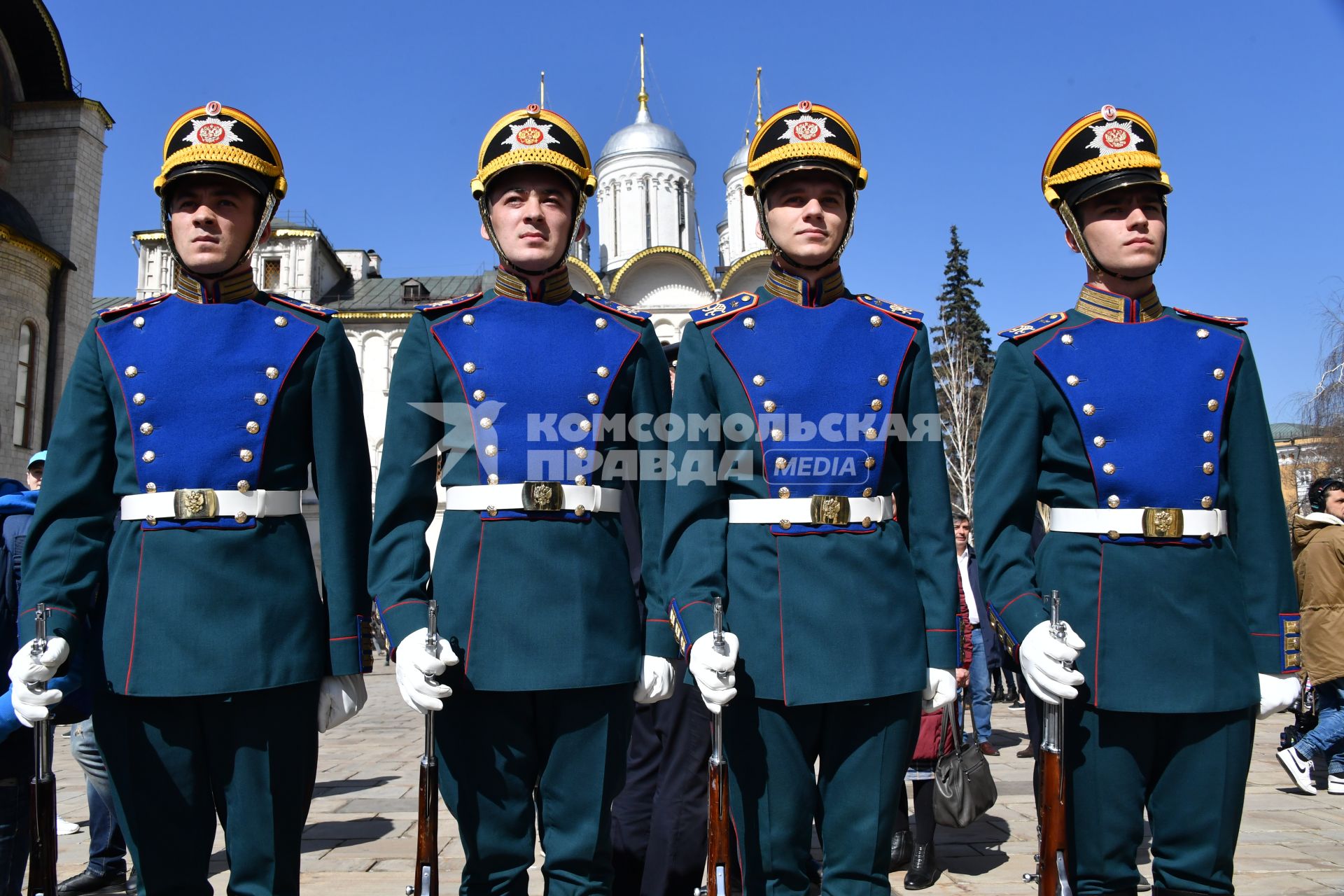 Москва. Гвардейцы роты специального караула Президентского полка во время церемонии развода пеших и конных караулов на Соборной площади Кремля.