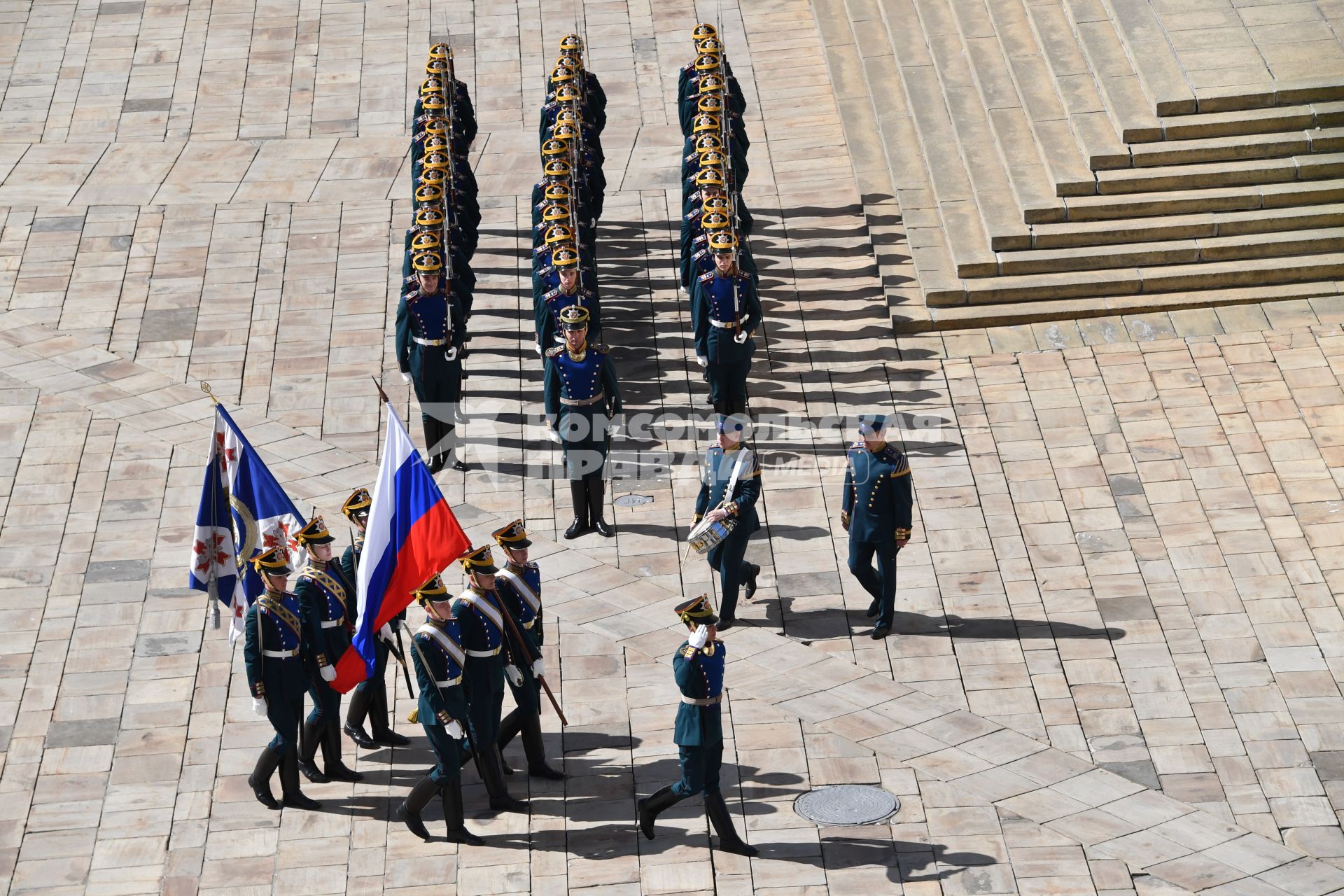 Москва. Гвардейцы роты специального караула Президентского полка во время церемонии развода пеших и конных караулов на Соборной площади Кремля.