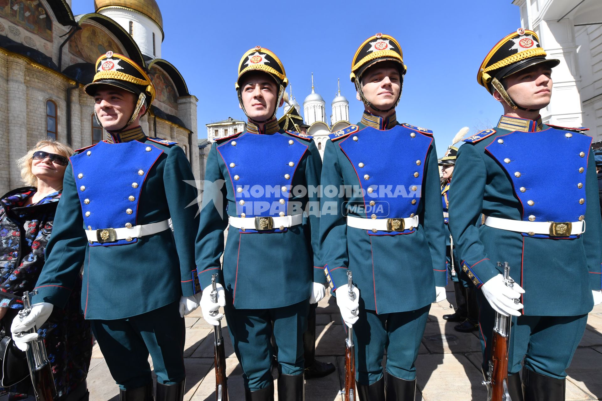 Москва. Гвардейцы роты специального караула Президентского полка во время церемонии развода пеших и конных караулов на Соборной площади Кремля.