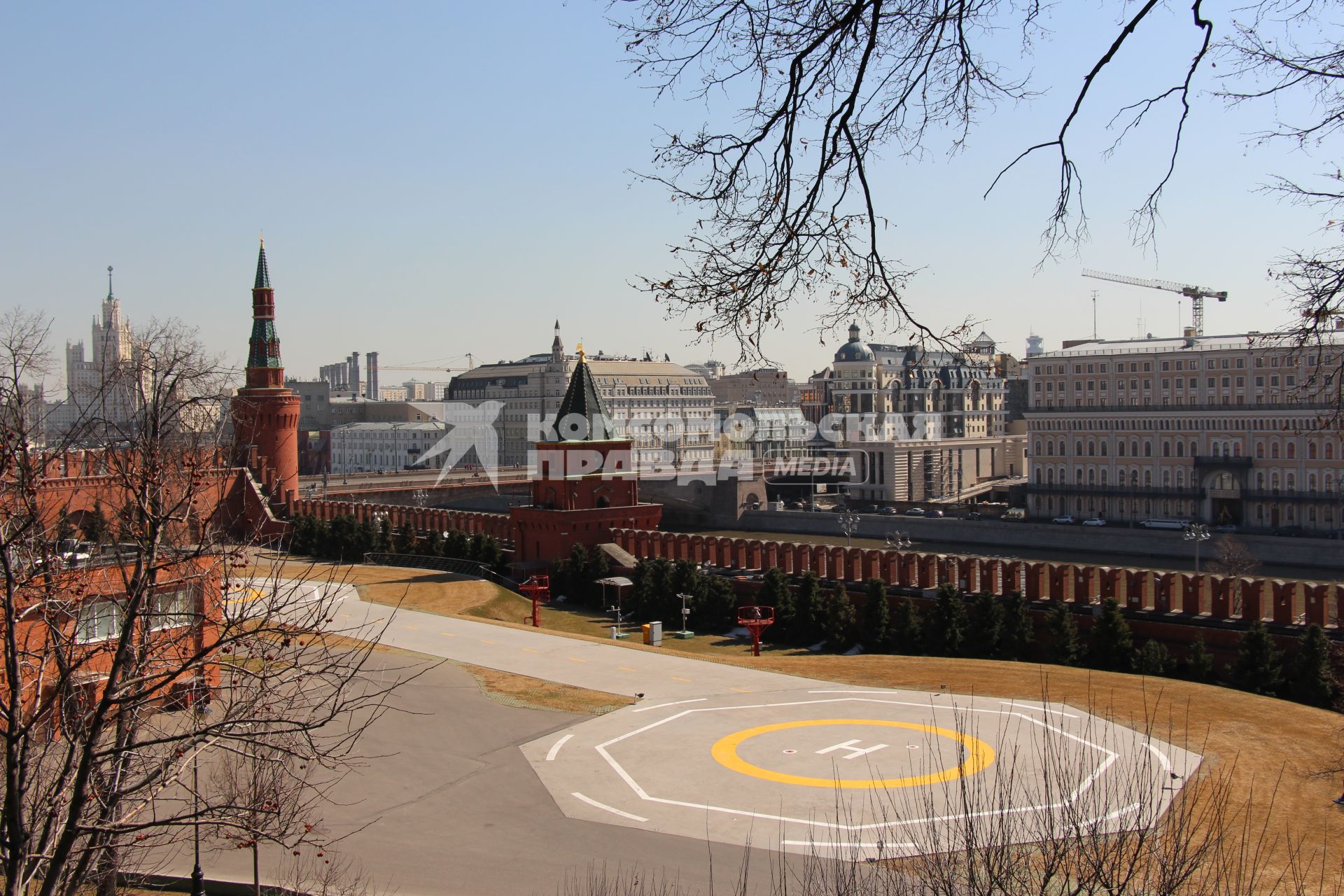 Москва.  Вертолетная площадка в Тайницком саду на территории Московского Кремля.