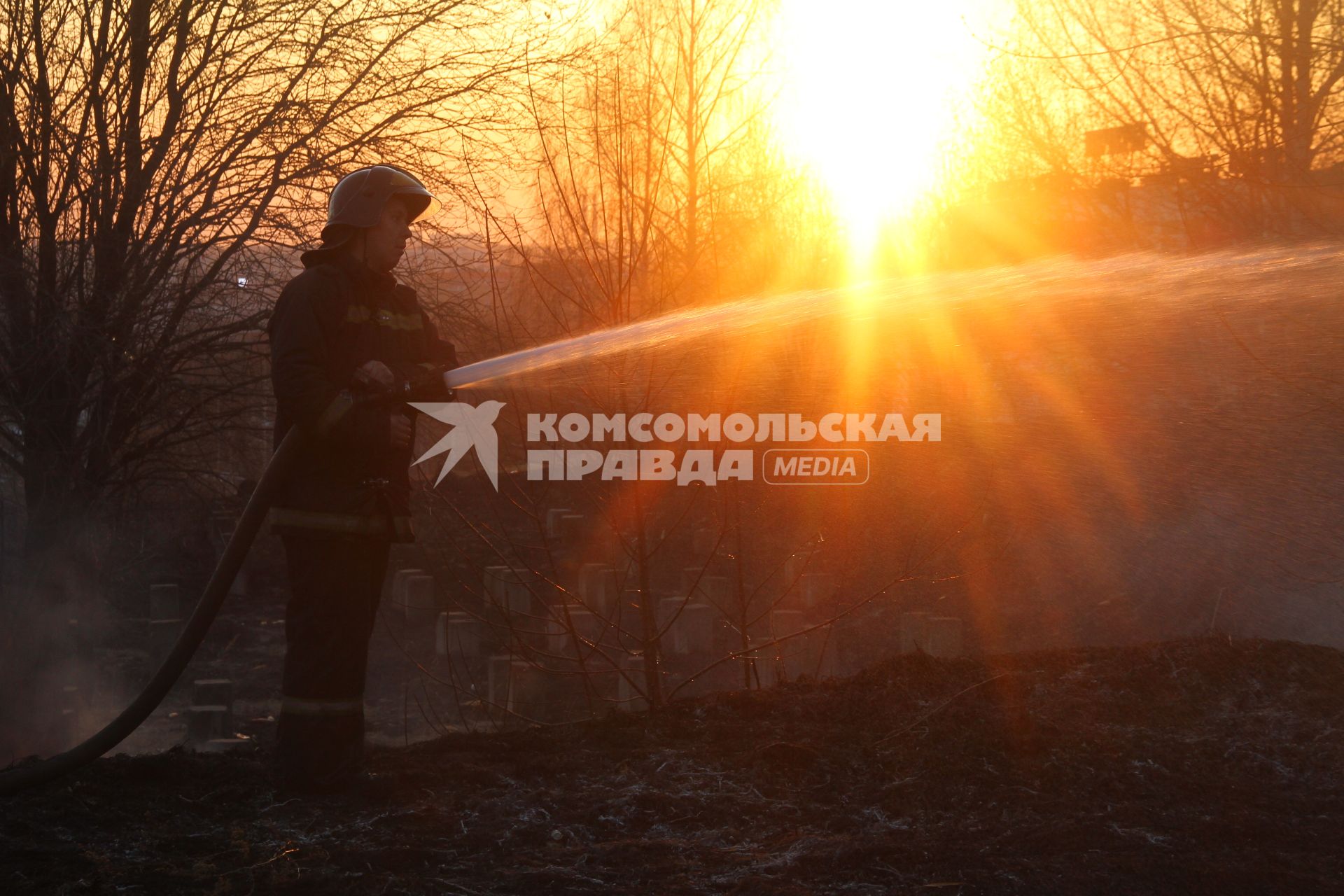 Нижний Новгород.  Пожарные тушат  горящую траву.